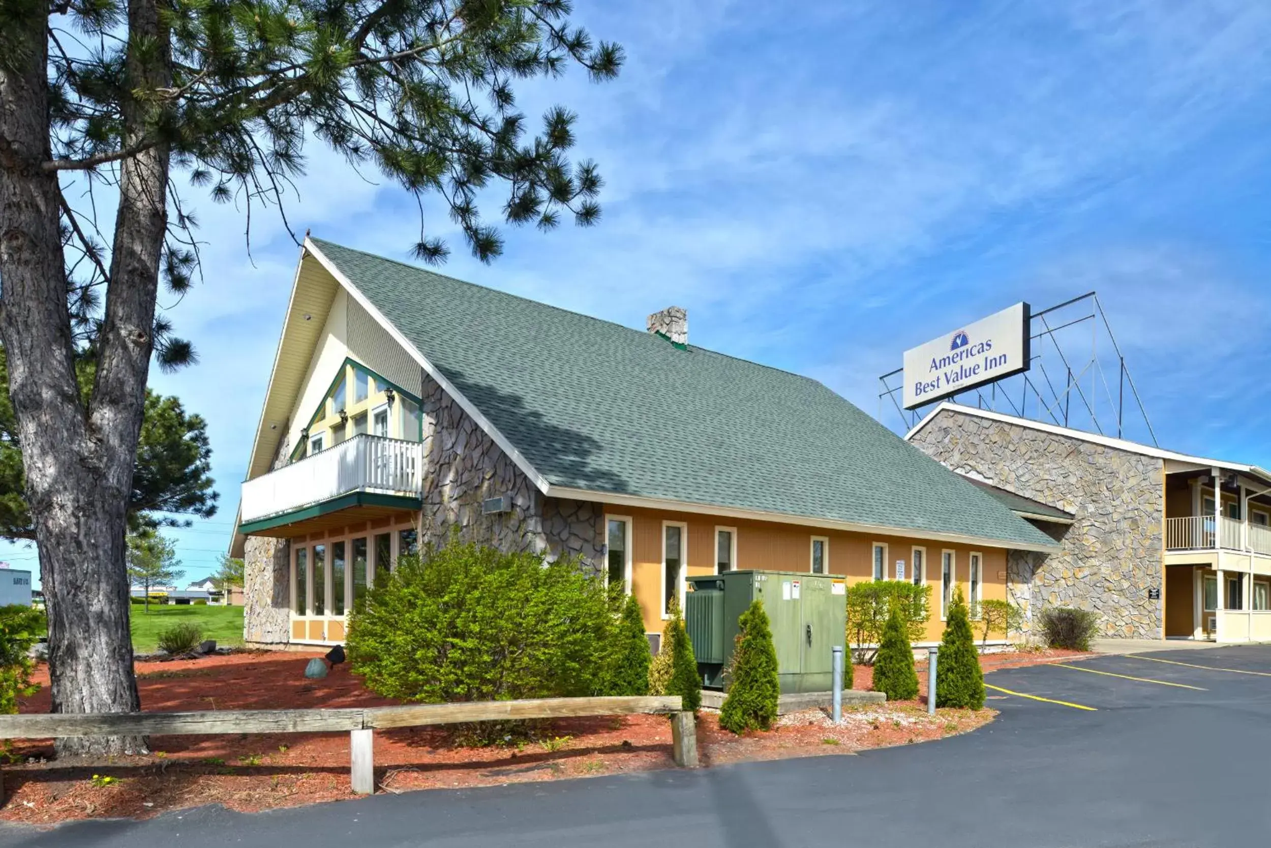 Property building in Americas Best Value Inn Plattsburgh Property building in Americas Best Value Inn Plattsburgh