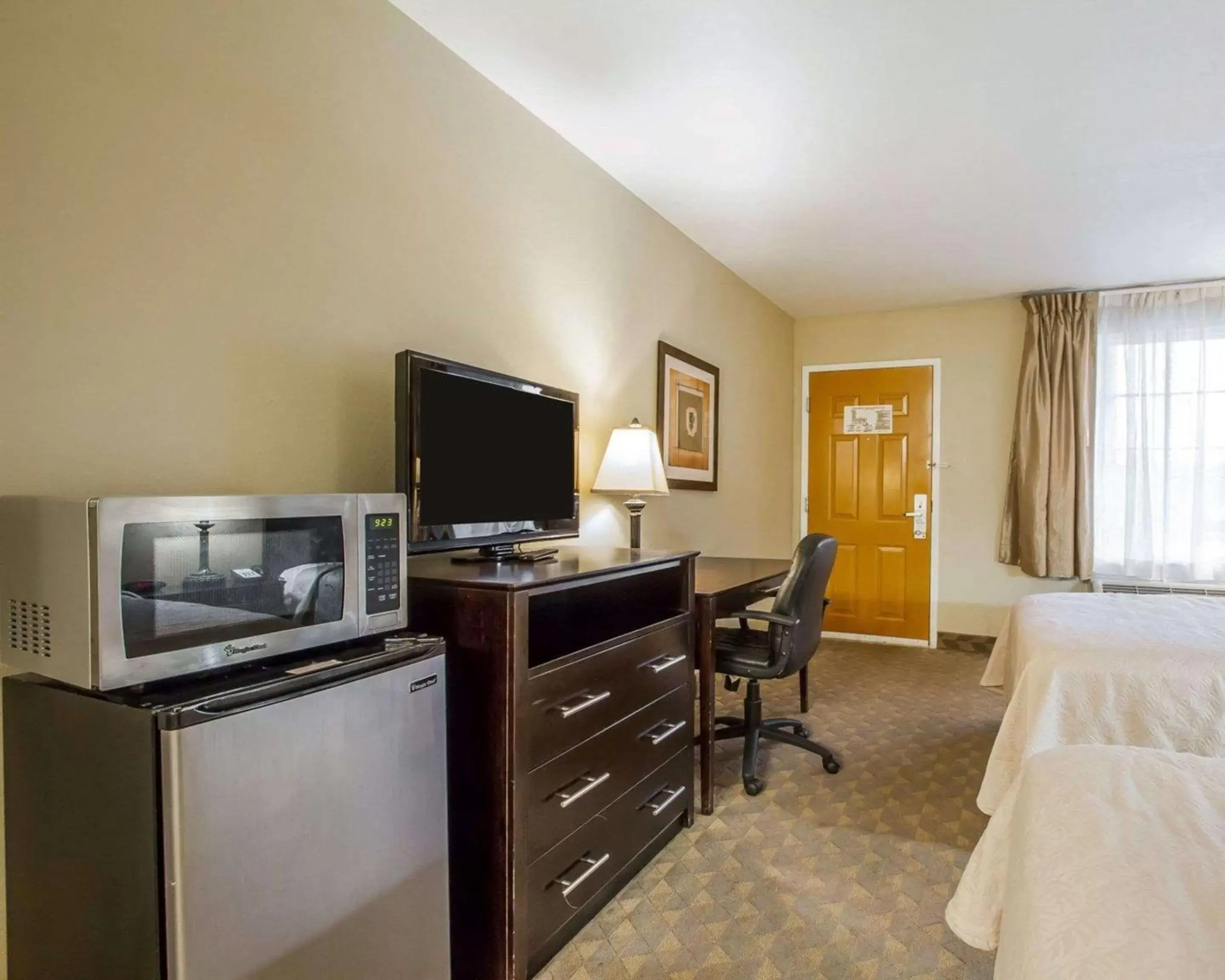 Photo of the whole room, TV/Entertainment Center in Quality Inn & Suites Greenville I-65