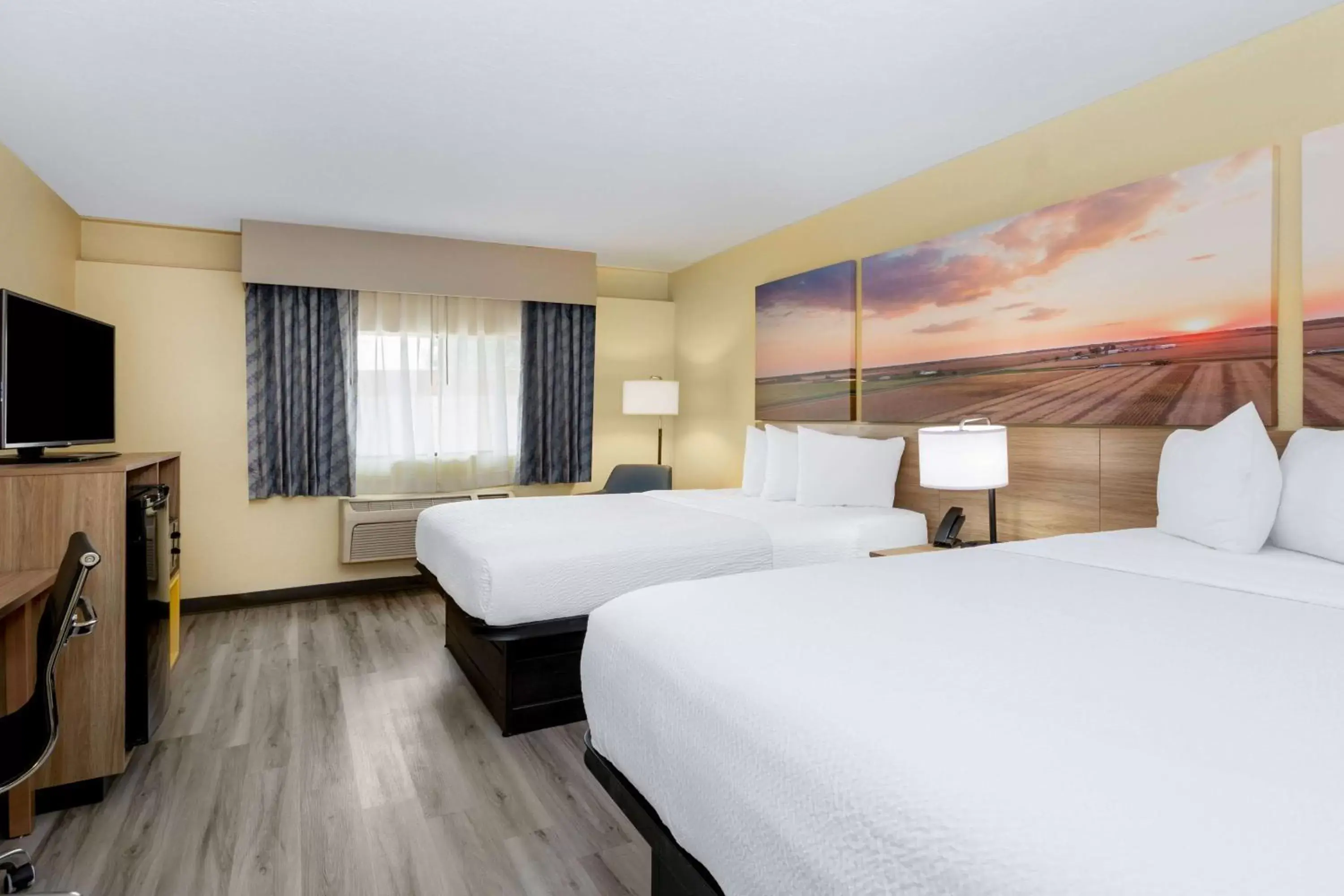 Bed in Days Inn & Suites by Wyndham Clovis