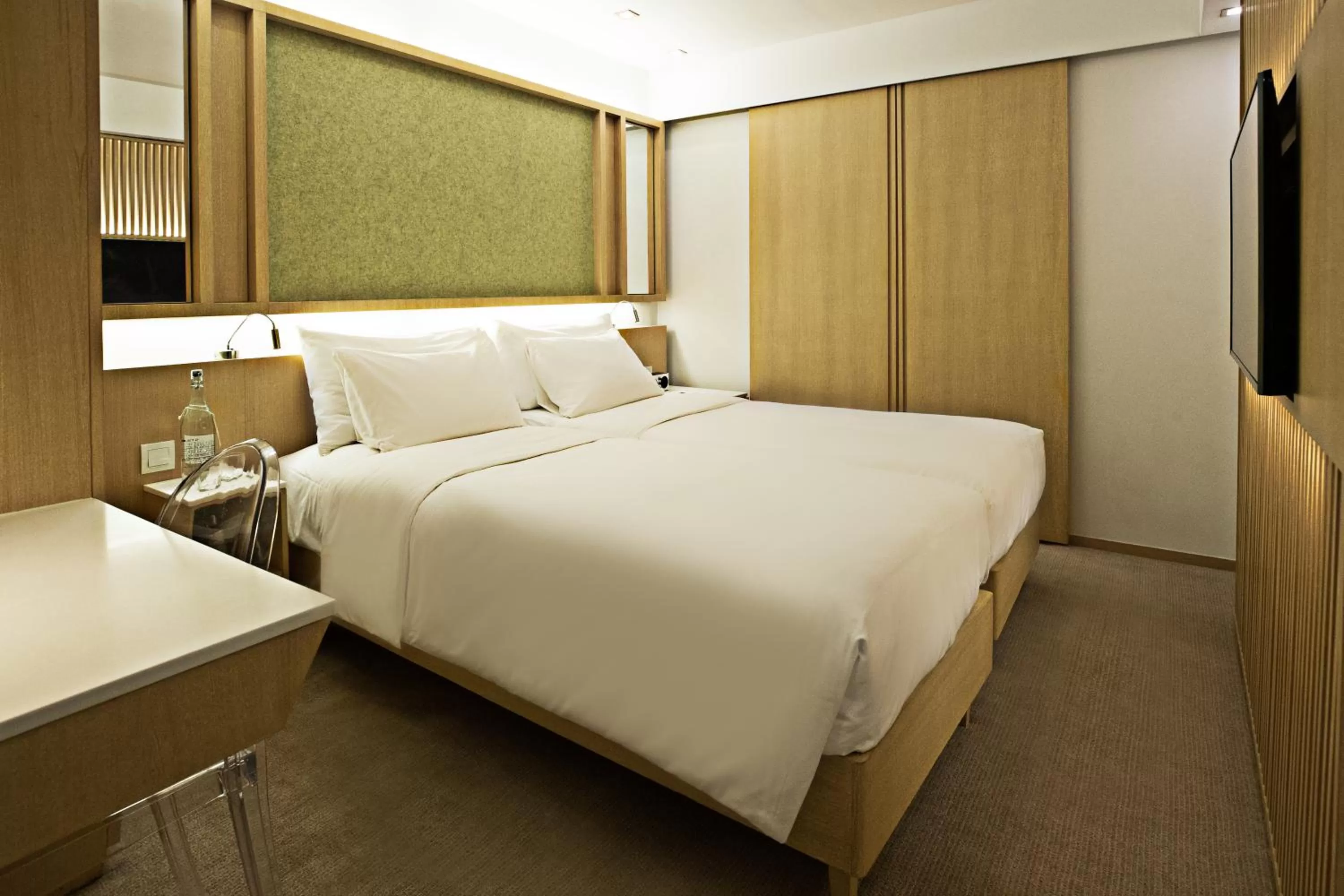 Bedroom, Bed in Eaton HK