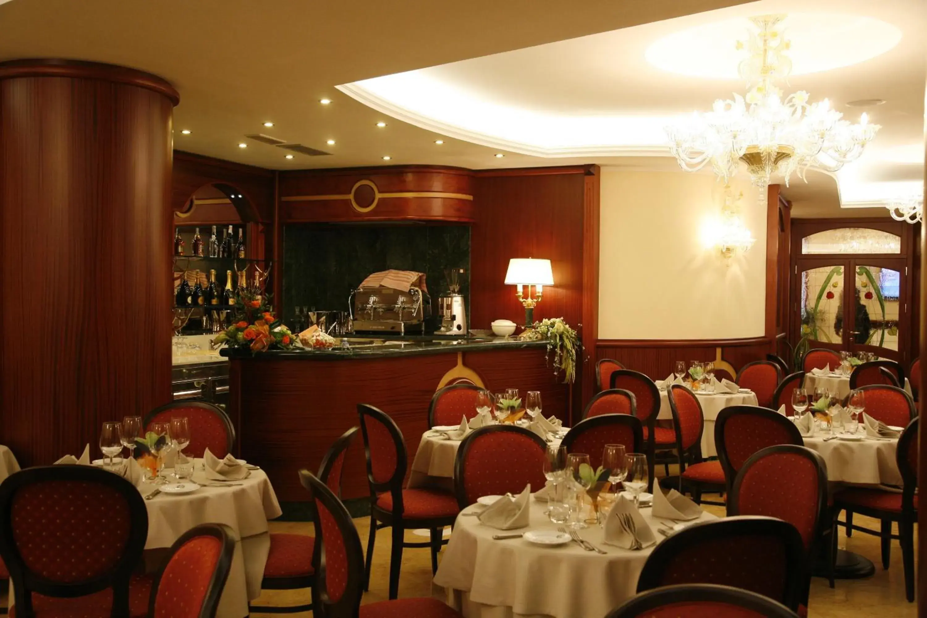 Business facilities, Restaurant/Places to Eat in Hotel Rojan