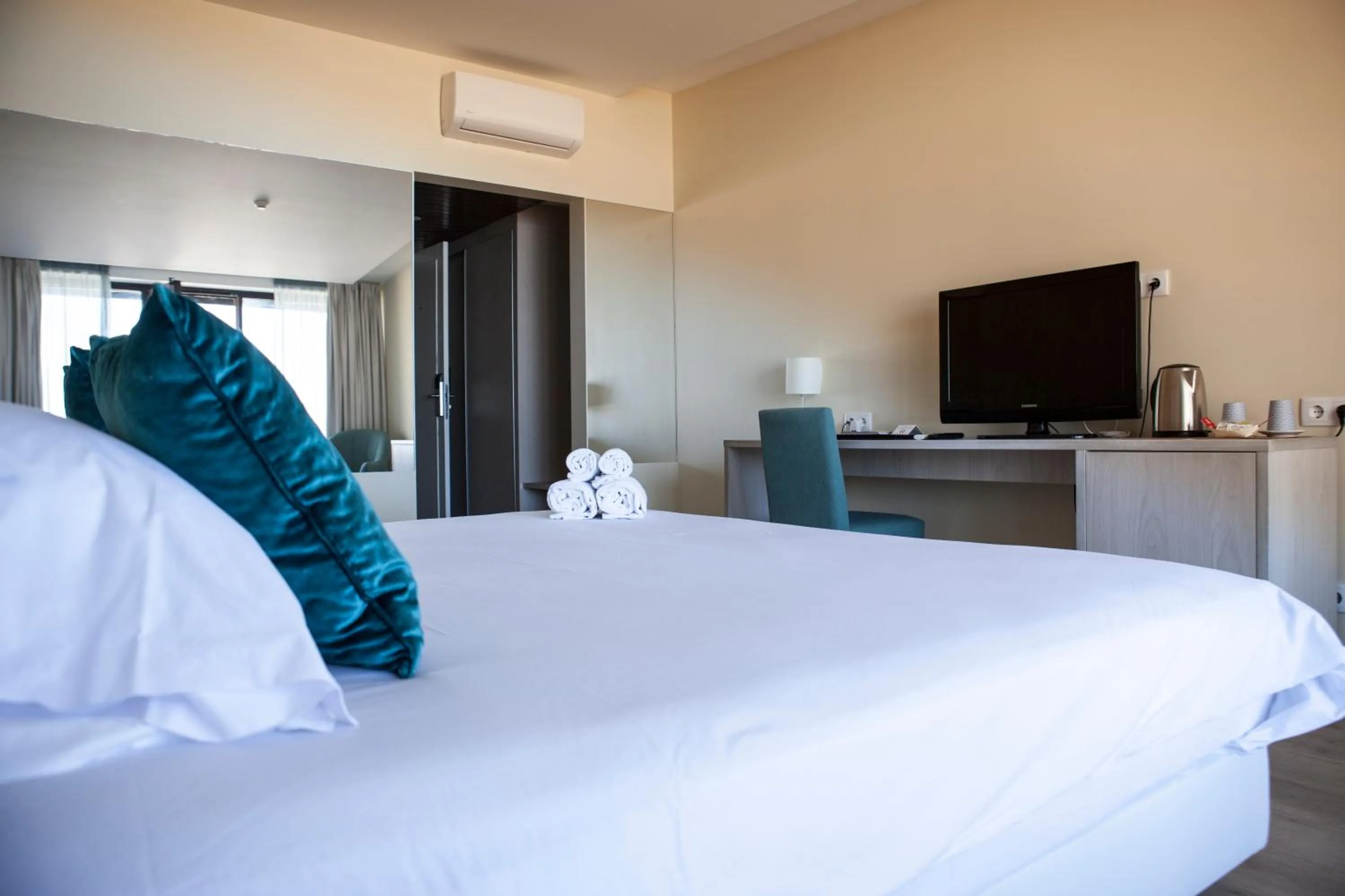 Photo of the whole room, Bed in Estalagem Muchaxo Hotel