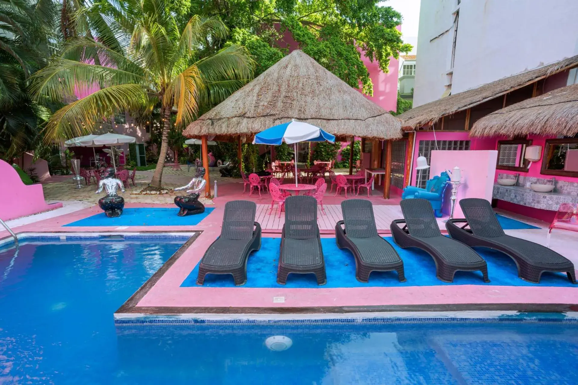 Swimming Pool in Mala Vecindad Playa Beer Hotel
