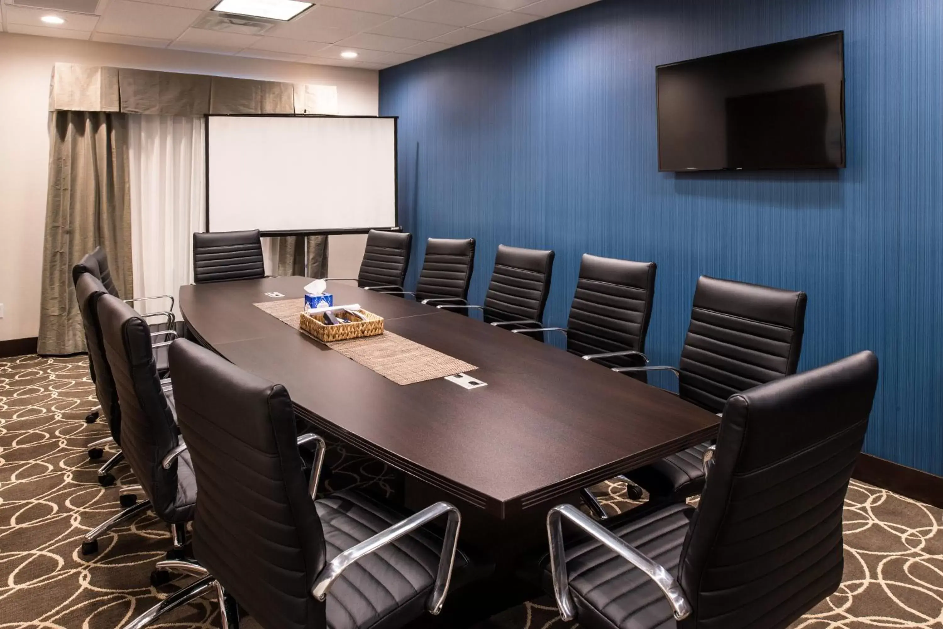 Meeting/conference room in Holiday Inn Express & Suites Bakersfield Airport, an IHG Hotel