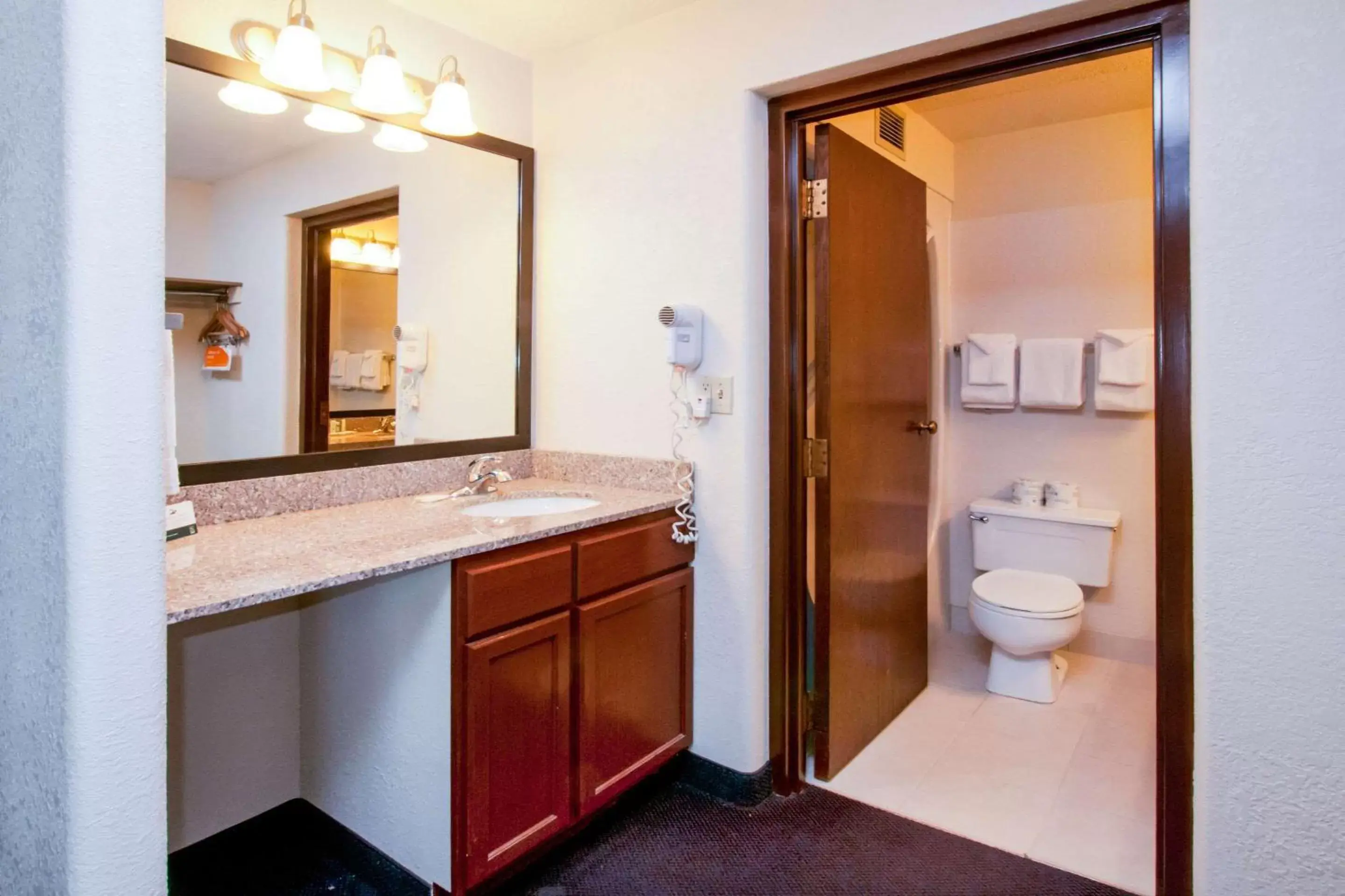 Bedroom, Bathroom in Quality Inn Stadium Area