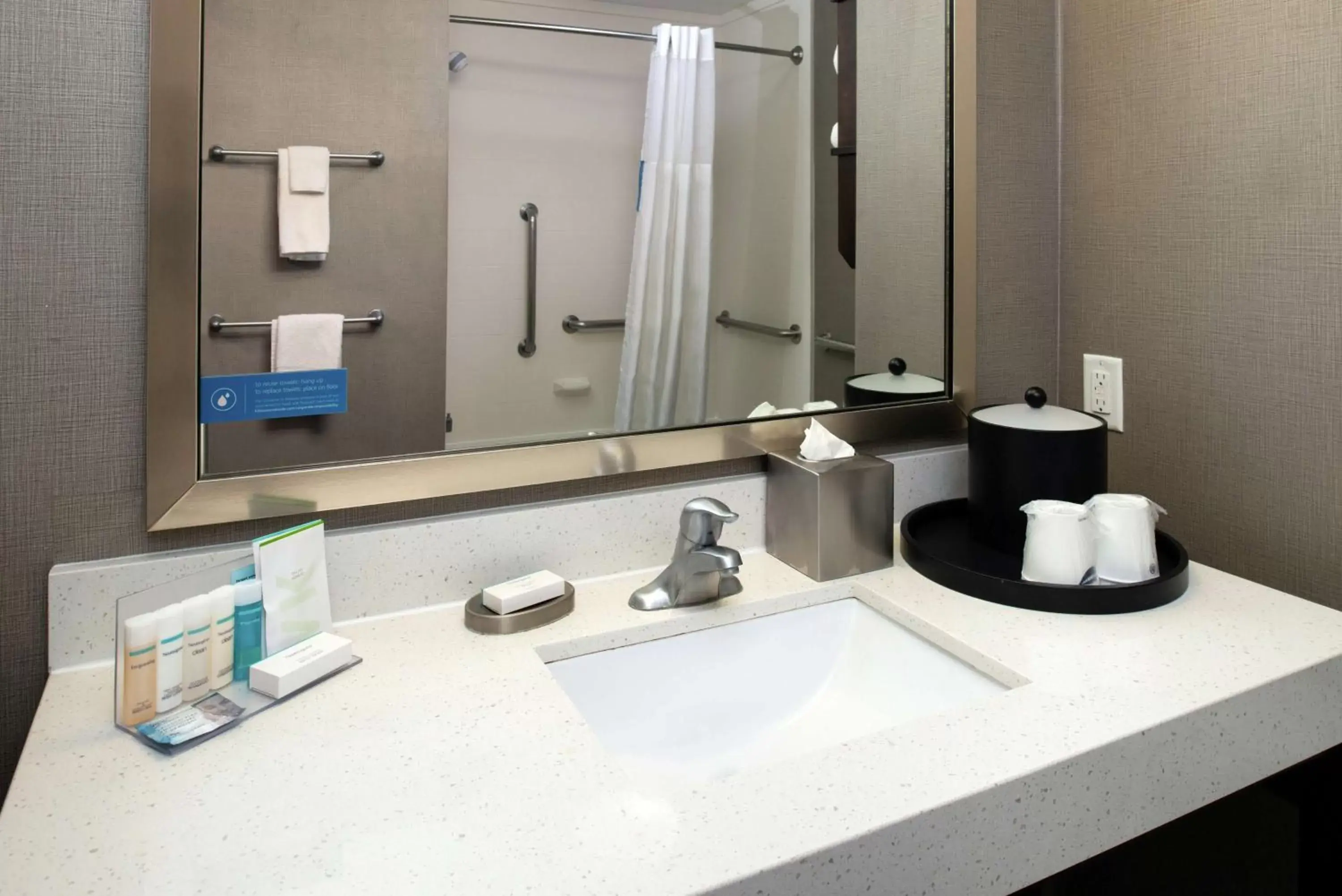 Bathroom in Hampton Inn & Suites Greensboro/Coliseum Area