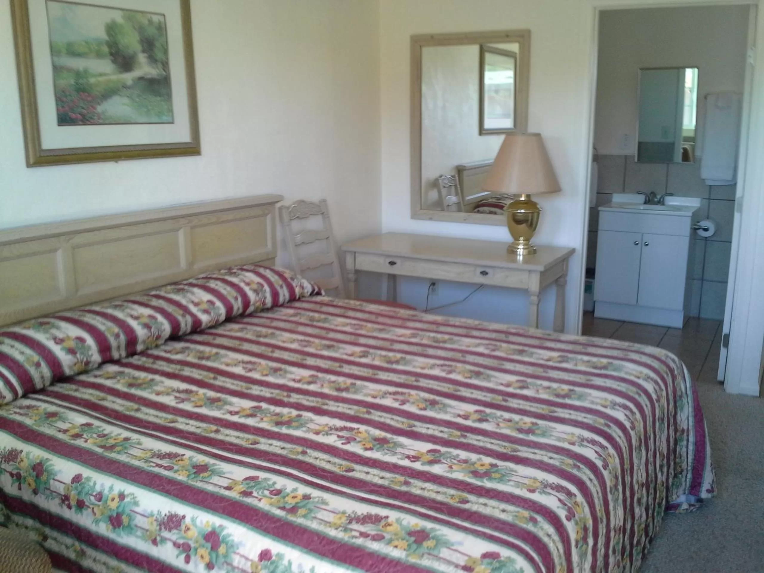 Bedroom, Bed in Boron Motel