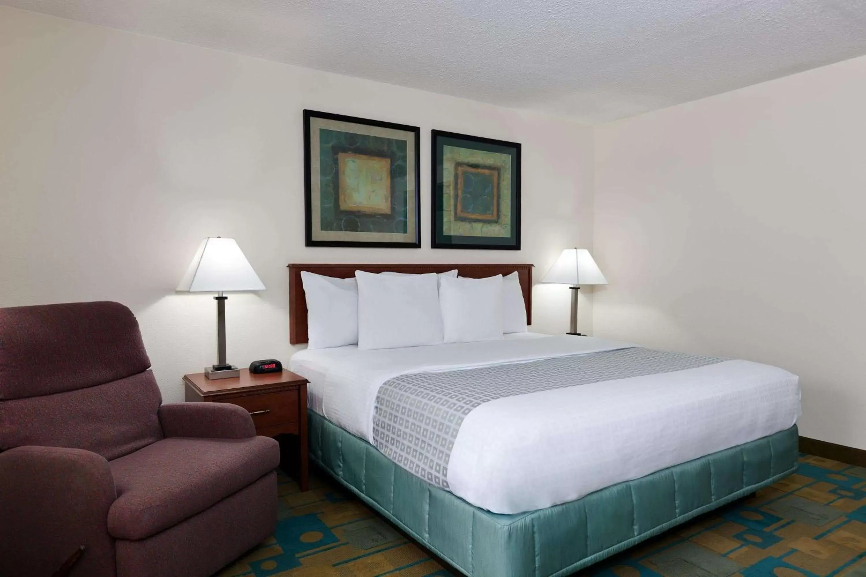 King Room with Sofa Bed in La Quinta Inn by Wyndham Chicago Willowbrook