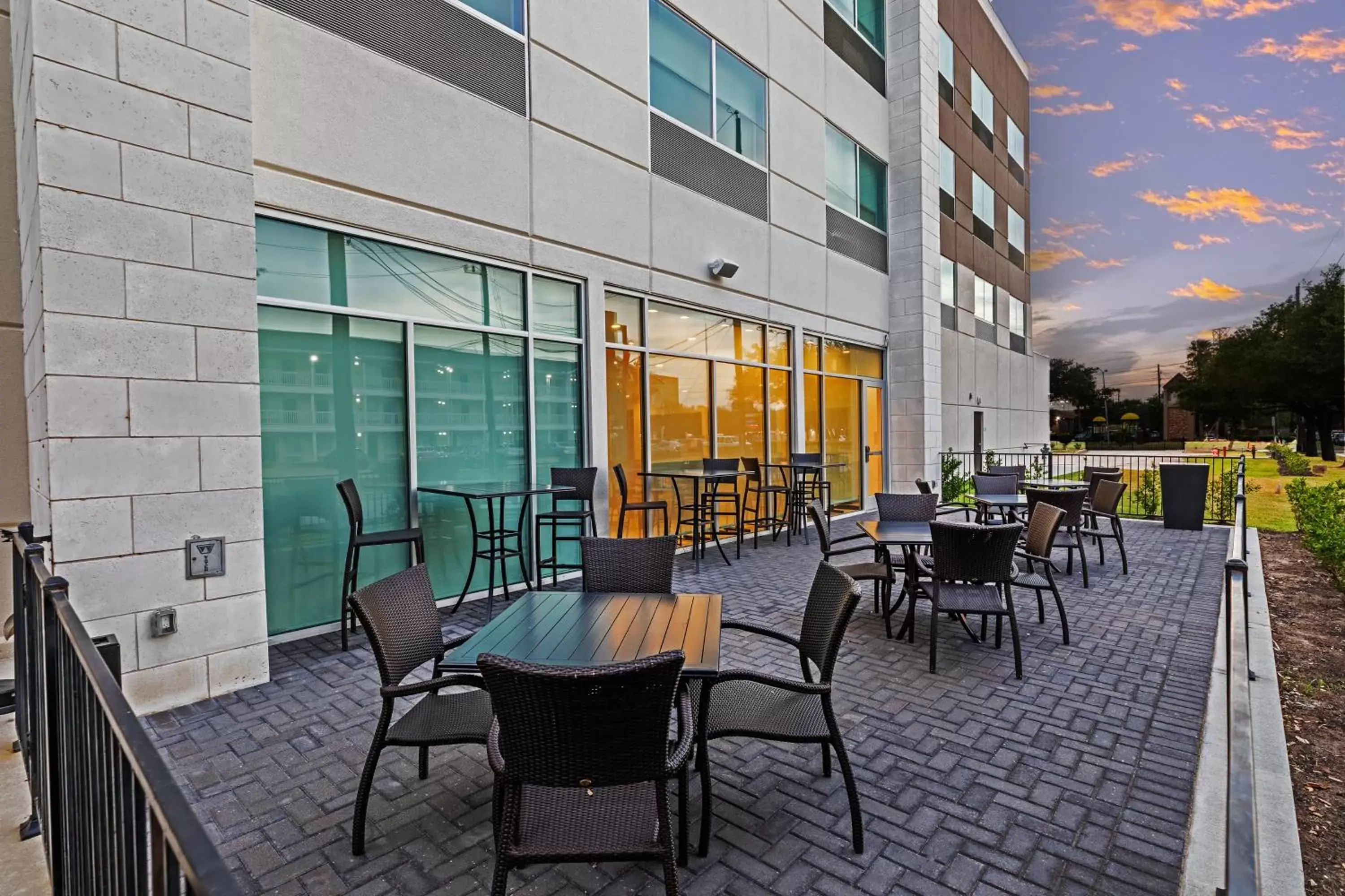 Patio, Restaurant/Places to Eat in Holiday Inn Express & Suites - Stafford NW - Sugar Land, an IHG Hotel