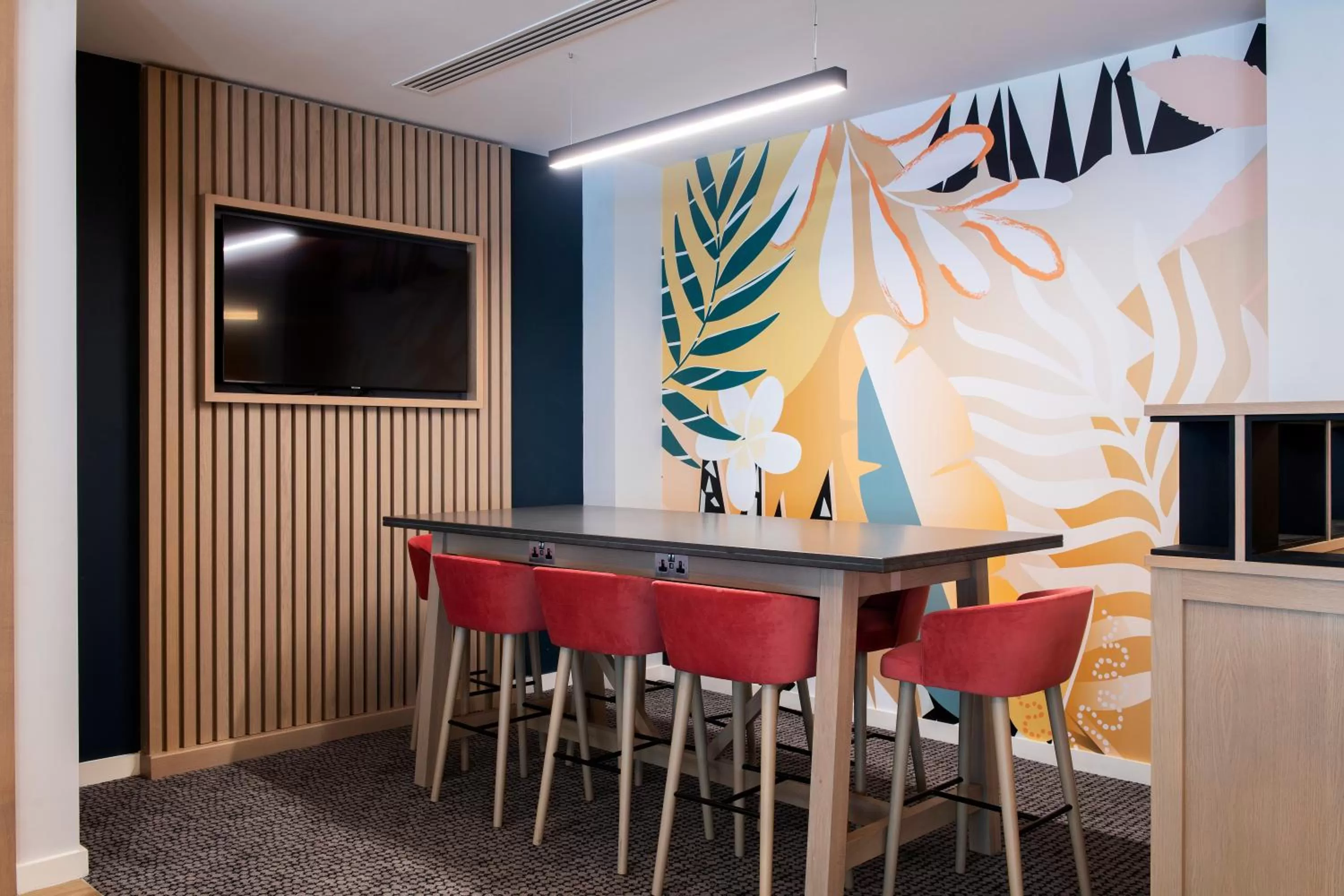 Lounge or bar in Holiday Inn London-Shepperton by IHG