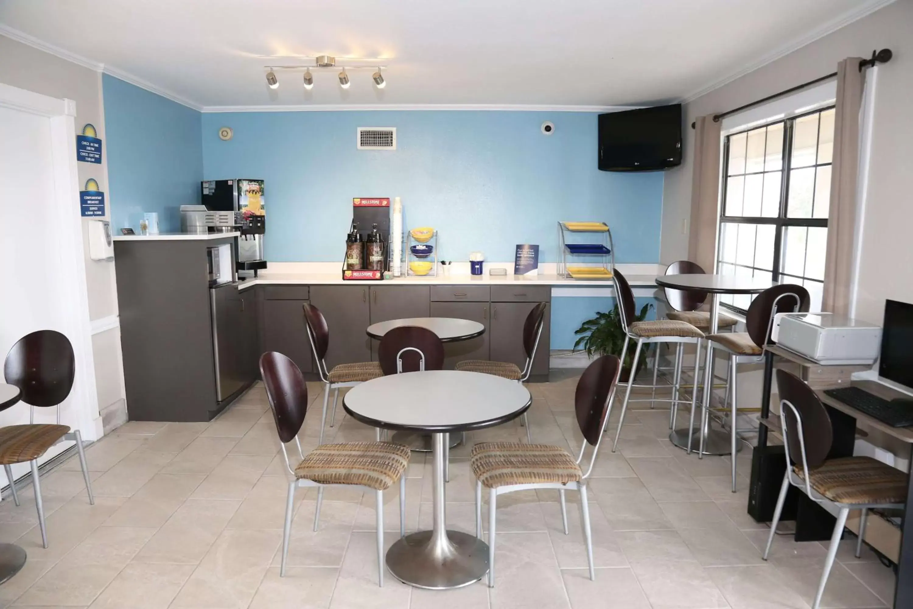 Restaurant/places to eat, Kitchen/Kitchenette in Days Inn by Wyndham Monroe