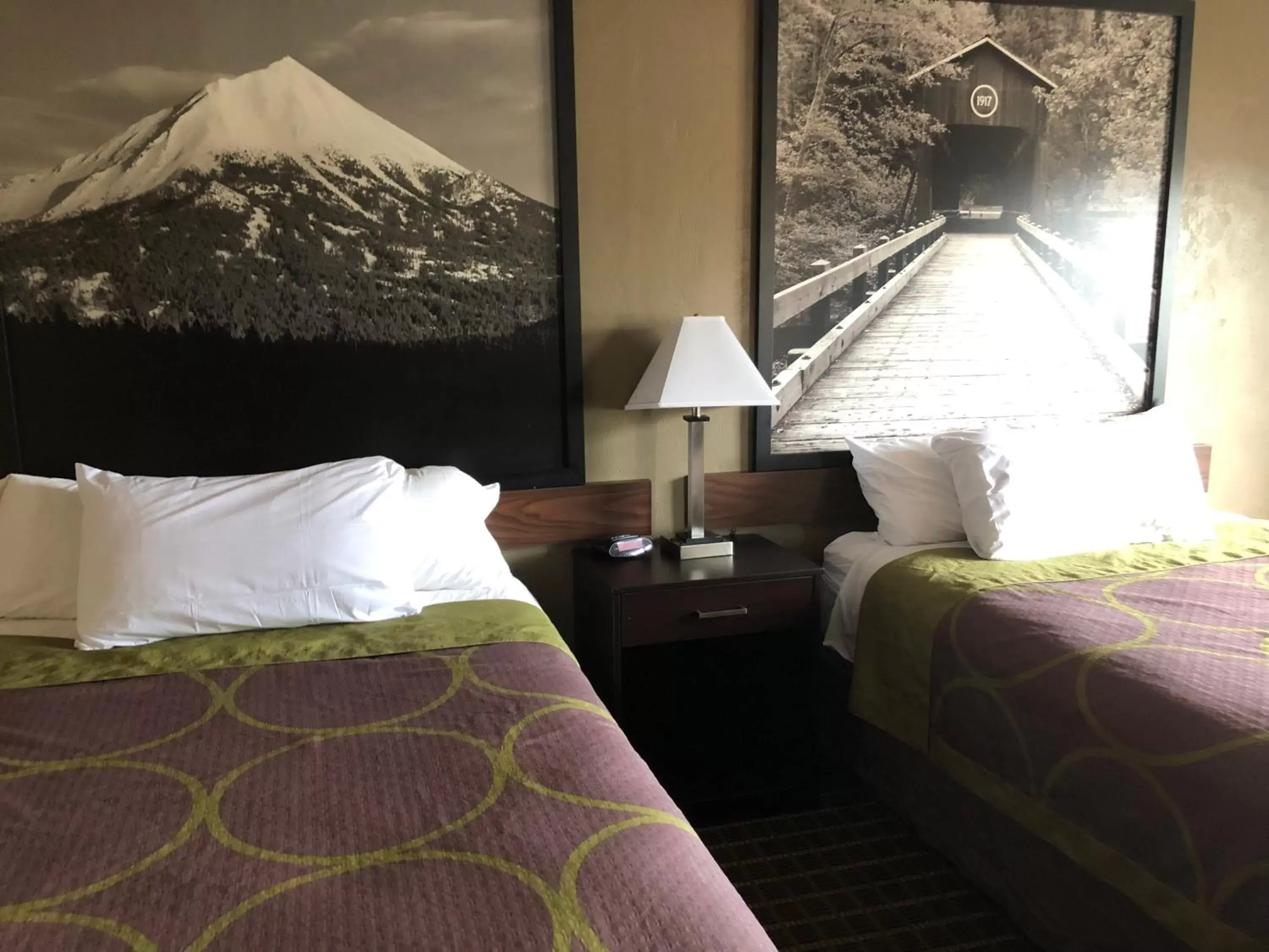 River view, Bed in Super 8 by Wyndham Corvallis River view, Bed in Super 8 by Wyndham Corvallis