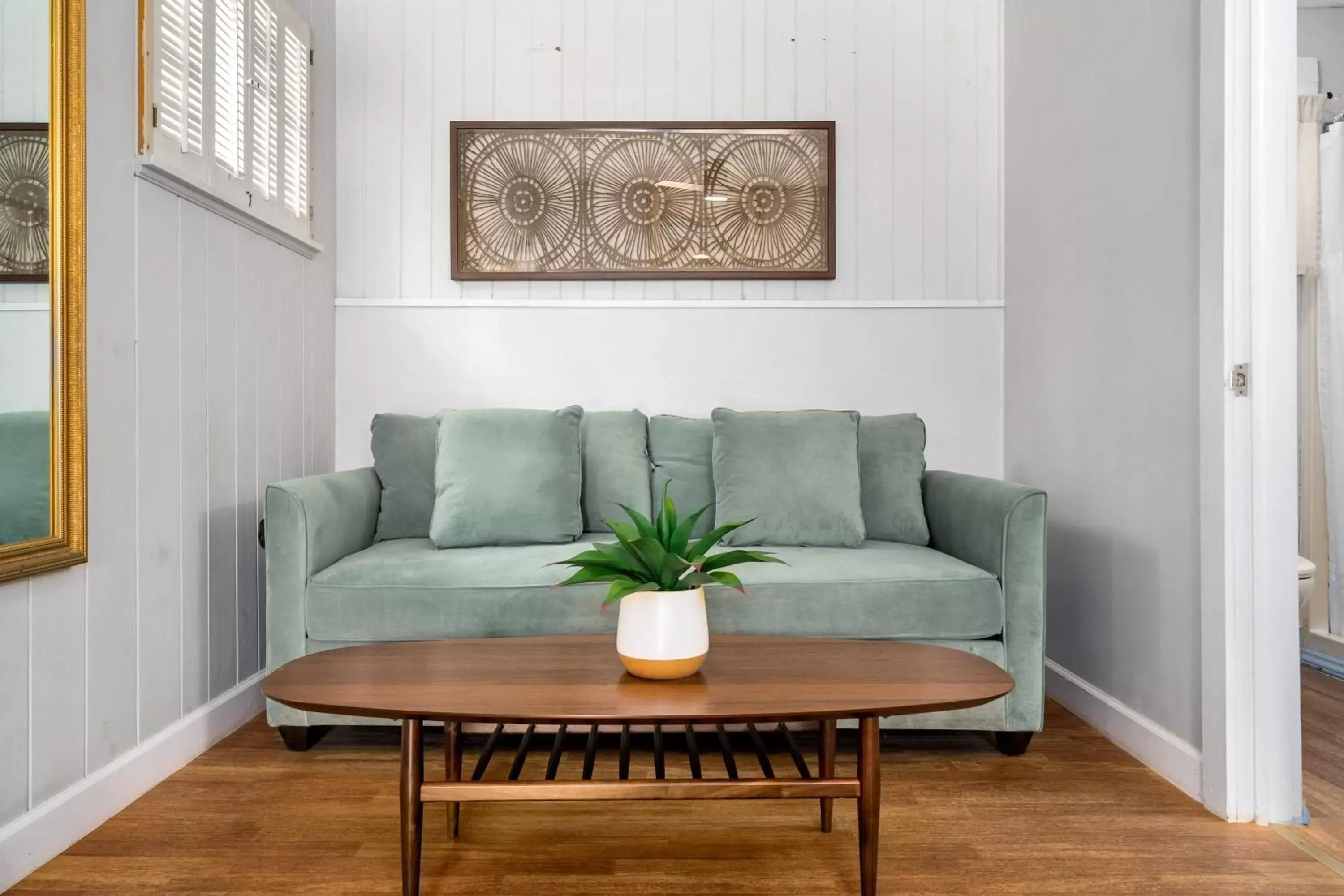 Living room, Seating Area in CedarWood Inn