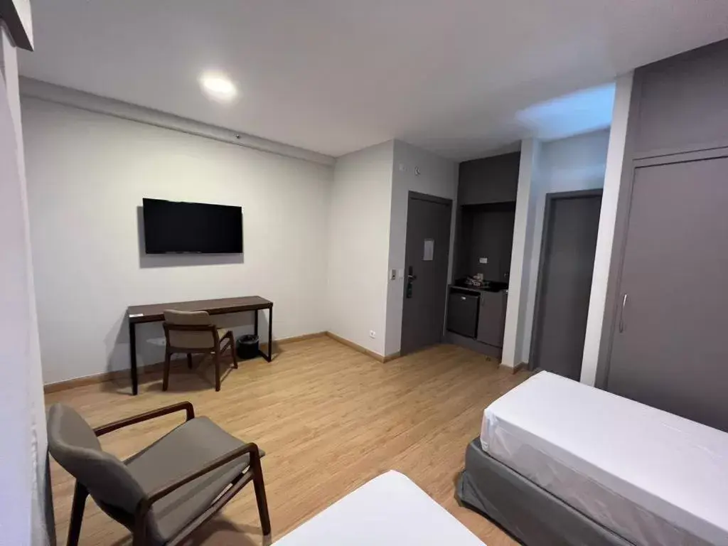 Bed, TV/Entertainment Center in Quality Paulista (São Paulo, Jardins)