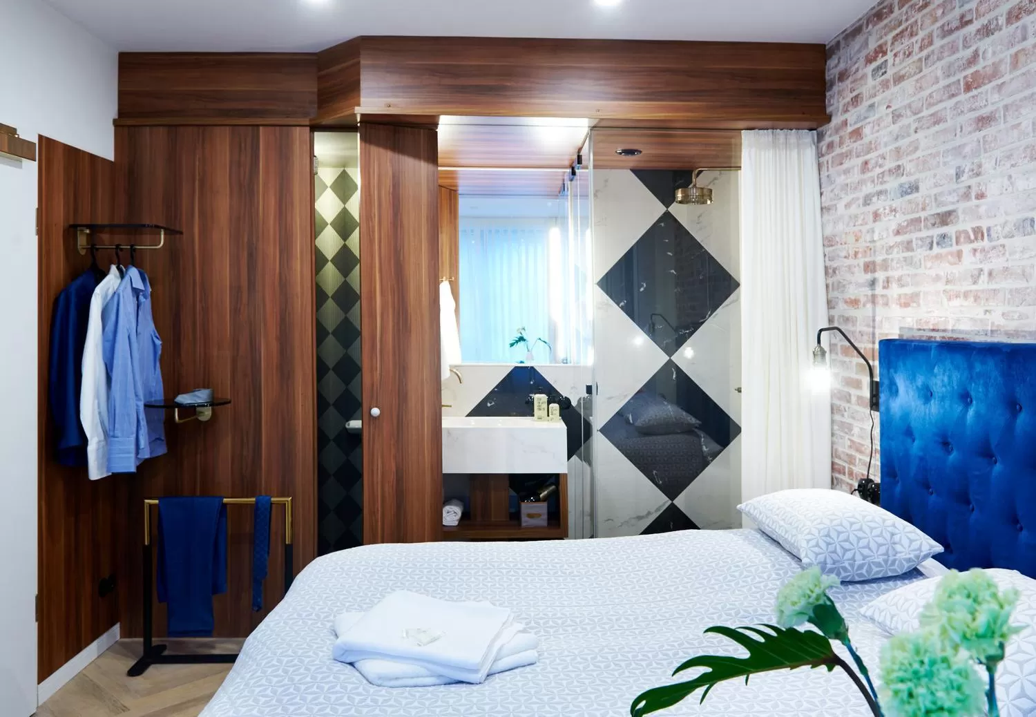 Photo of the whole room, Bed in Five Rooms