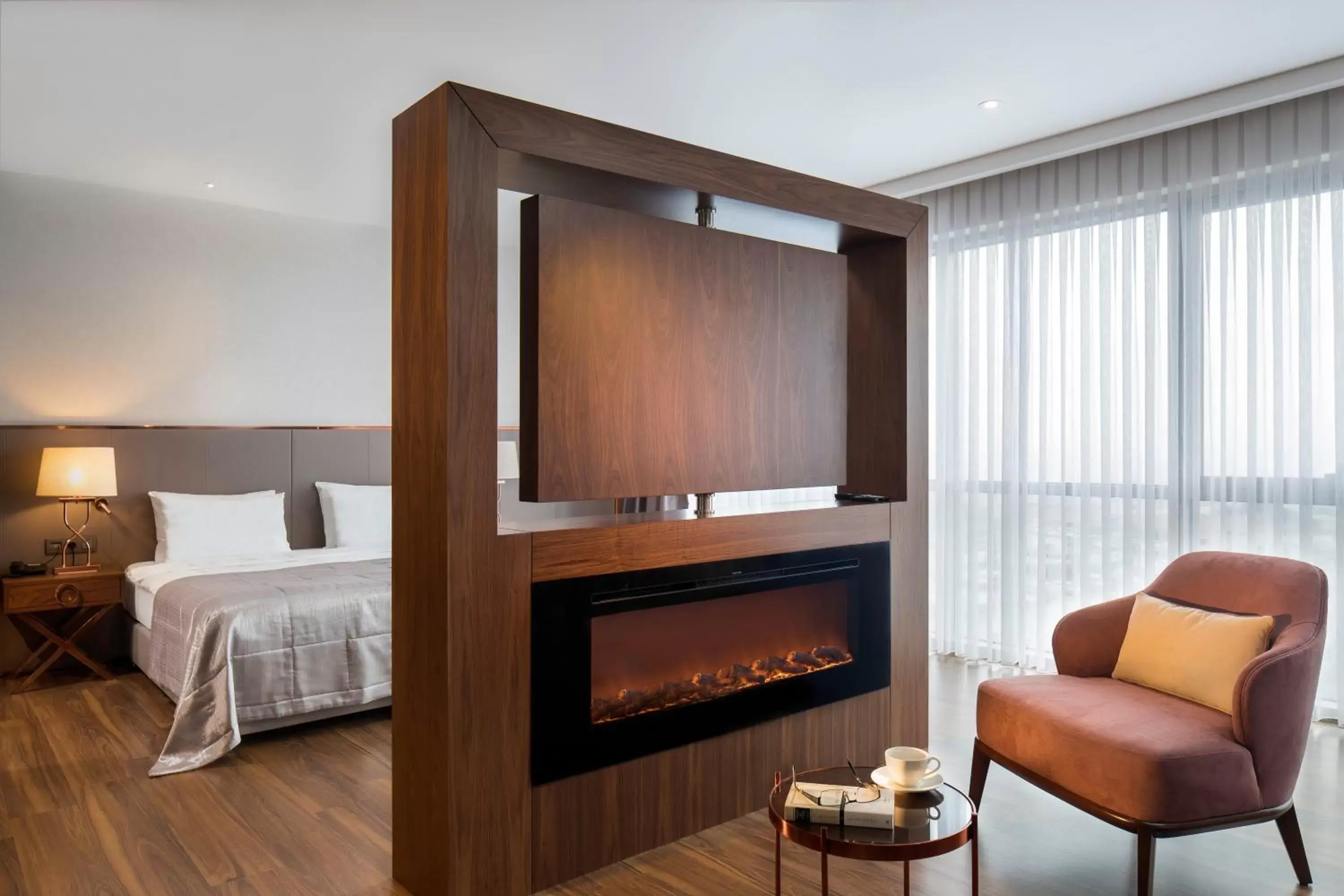 Bed, TV/Entertainment Center in Lionel Hotel Istanbul