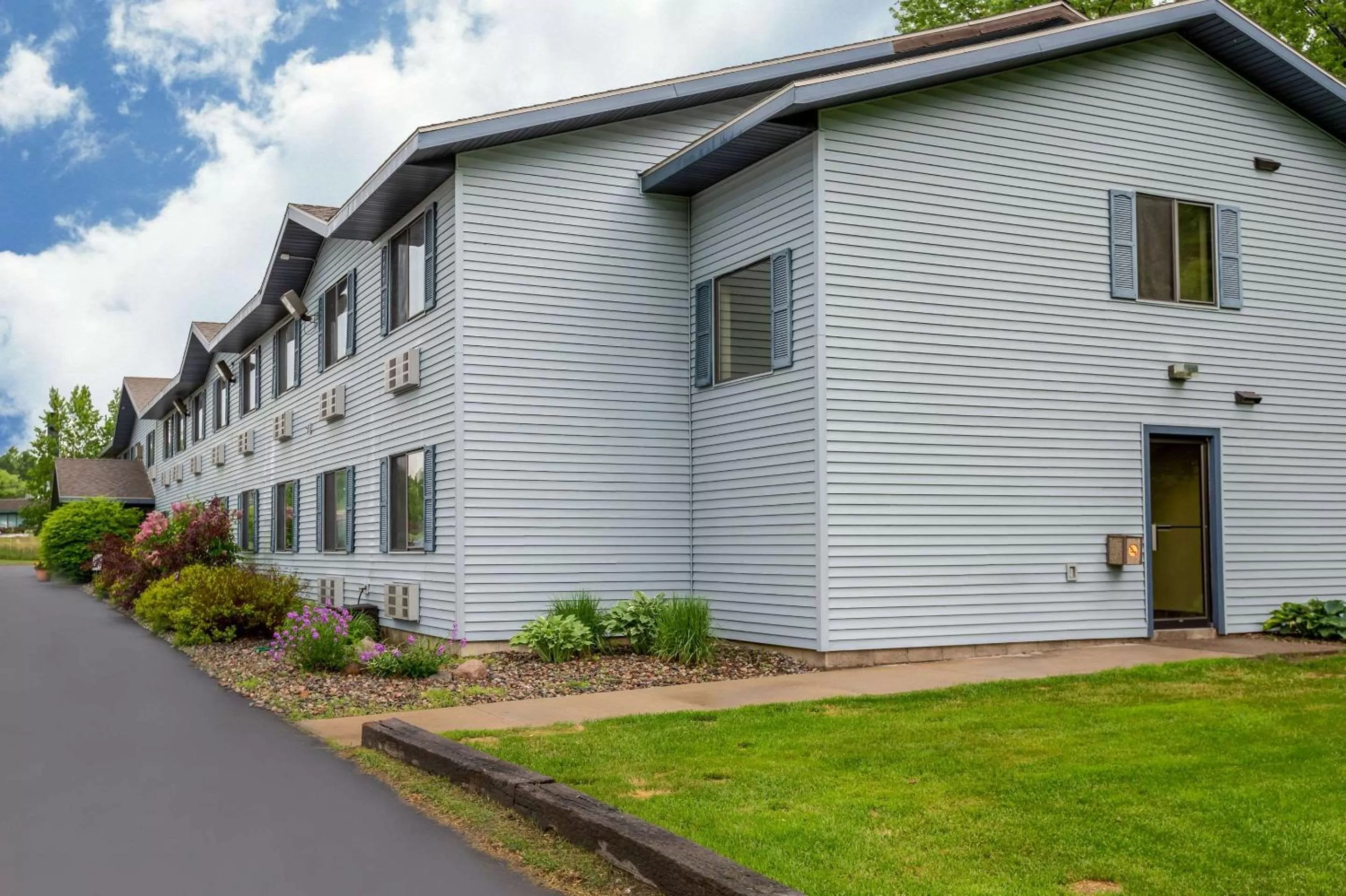 Property Building in Rodeway Inn