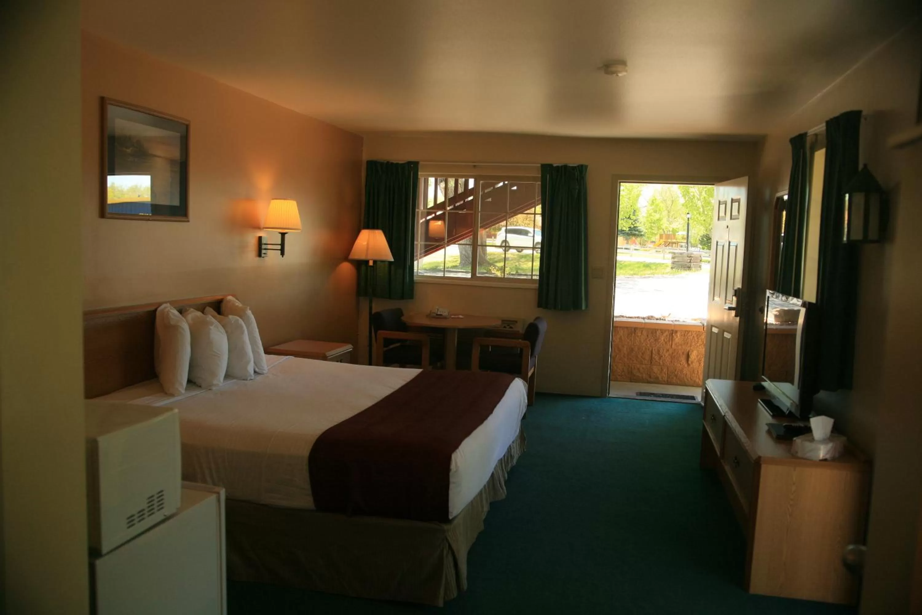 Photo of the whole room, Bed in Black Canyon Motel