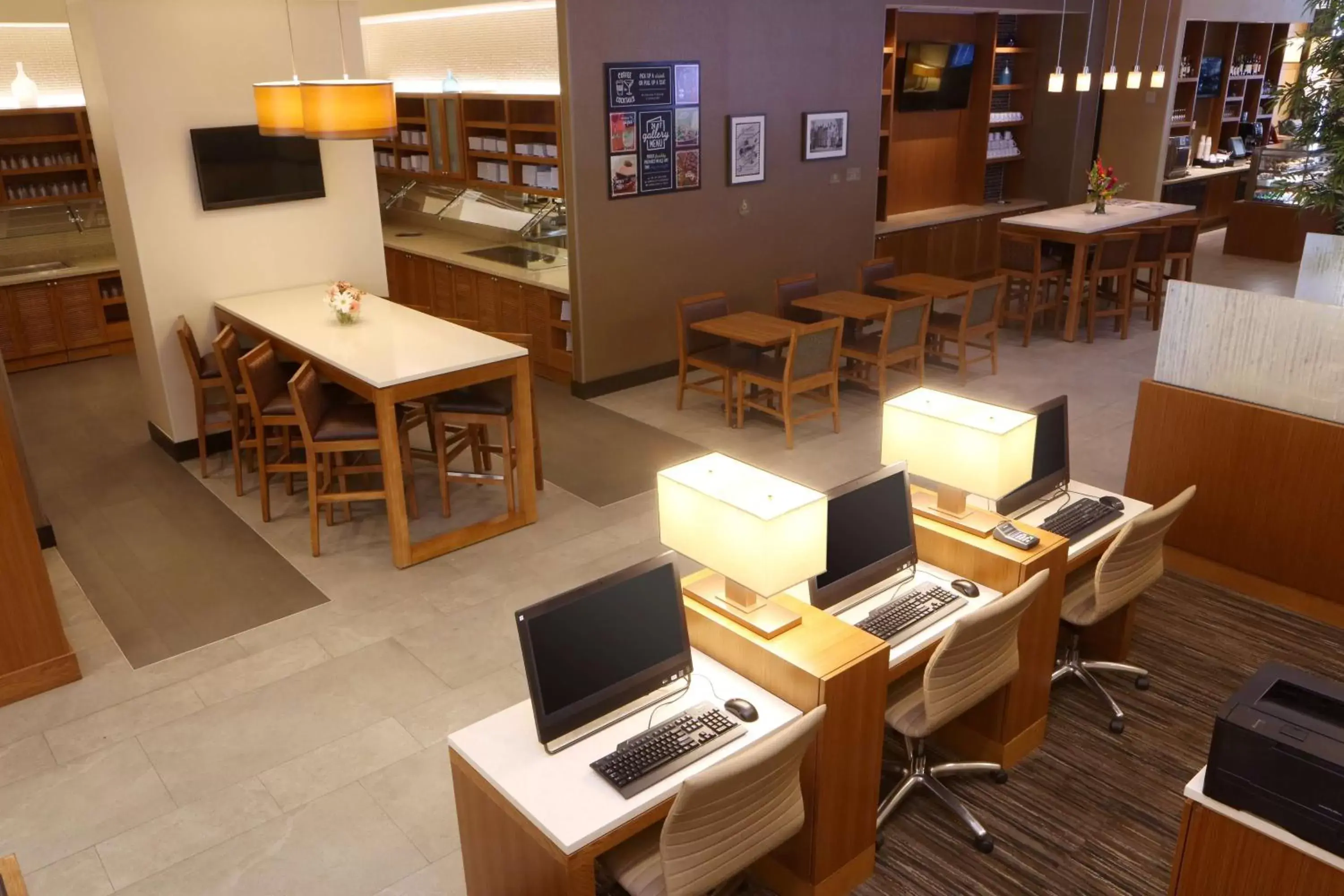 Lounge or bar in Hyatt Place Flushing/LGA Airport Lounge or bar in Hyatt Place Flushing/LGA Airport