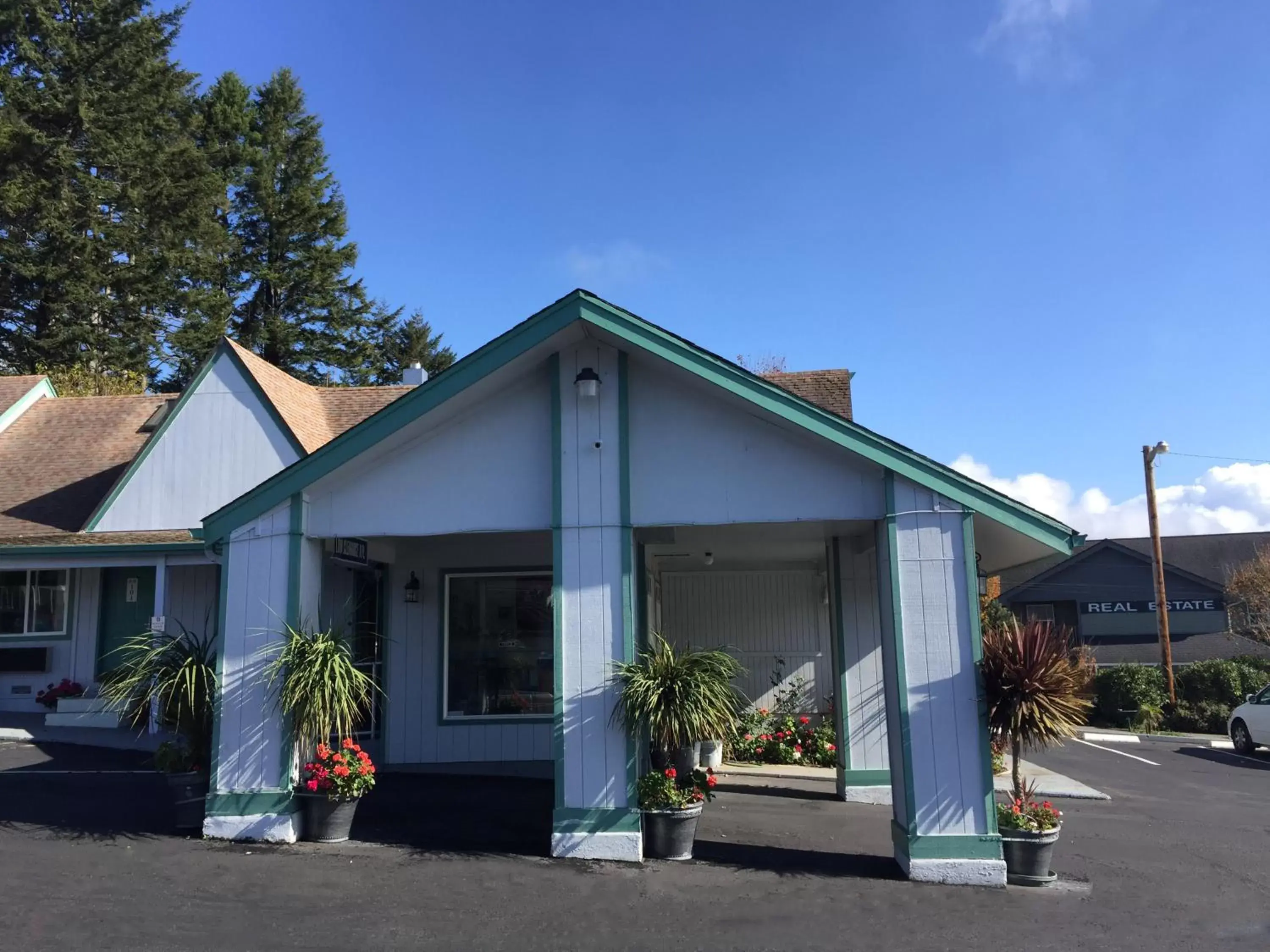 Facade/entrance, Property Building in Westward Inn