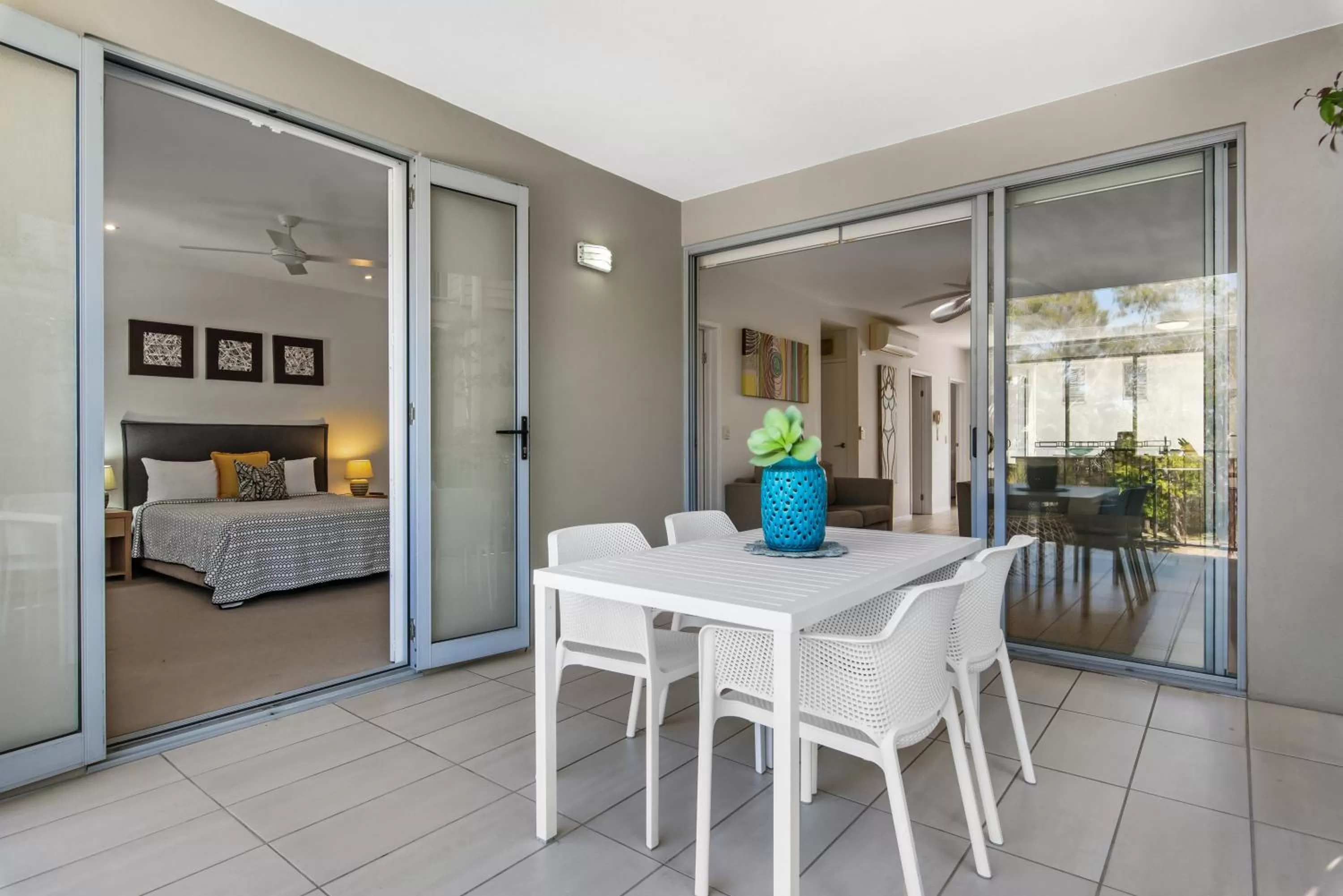 Balcony/Terrace, Bed in Metzo Noosa Resort