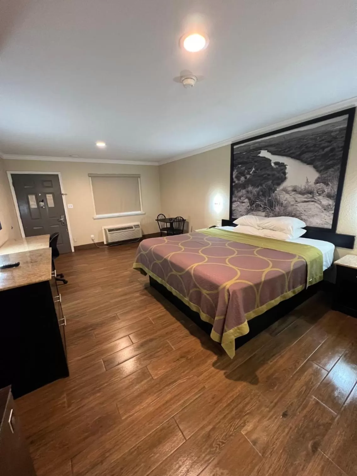 Photo of the whole room, Bed in Super 8 by Wyndham McAllen-Downtown-Airport-LA Plaza Mall