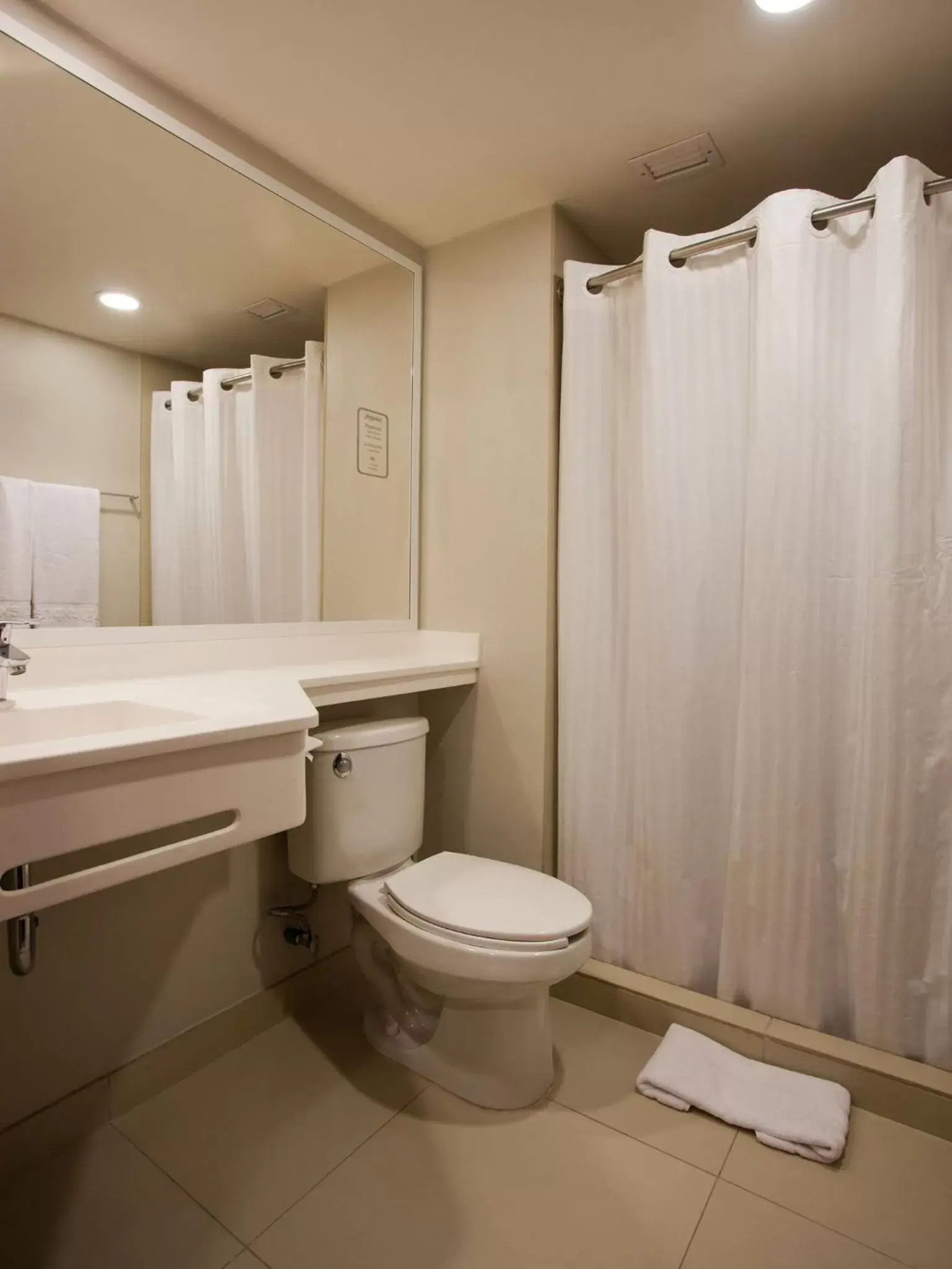 Bathroom in City Express by Marriott Oaxaca