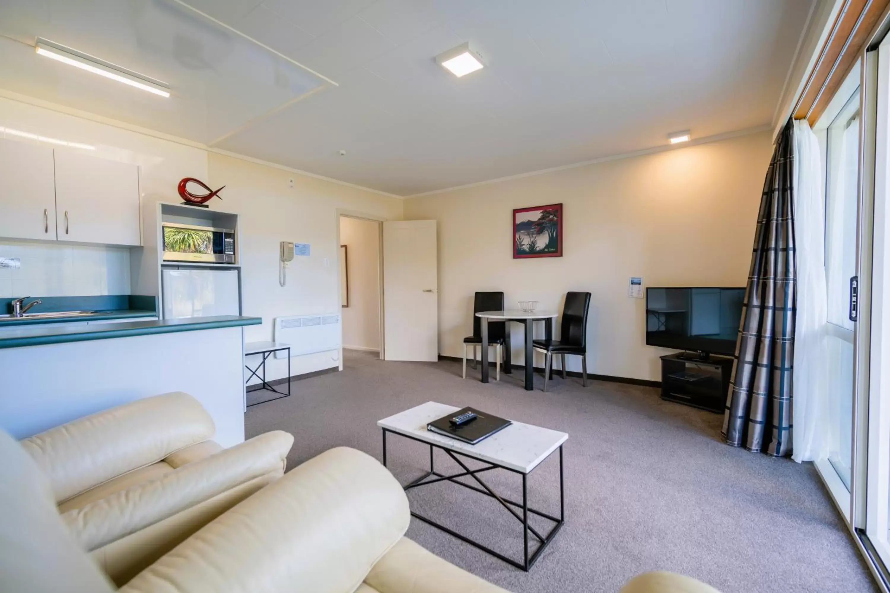 Living room, Seating Area in Fiordland Lakeview Motel and Apartments