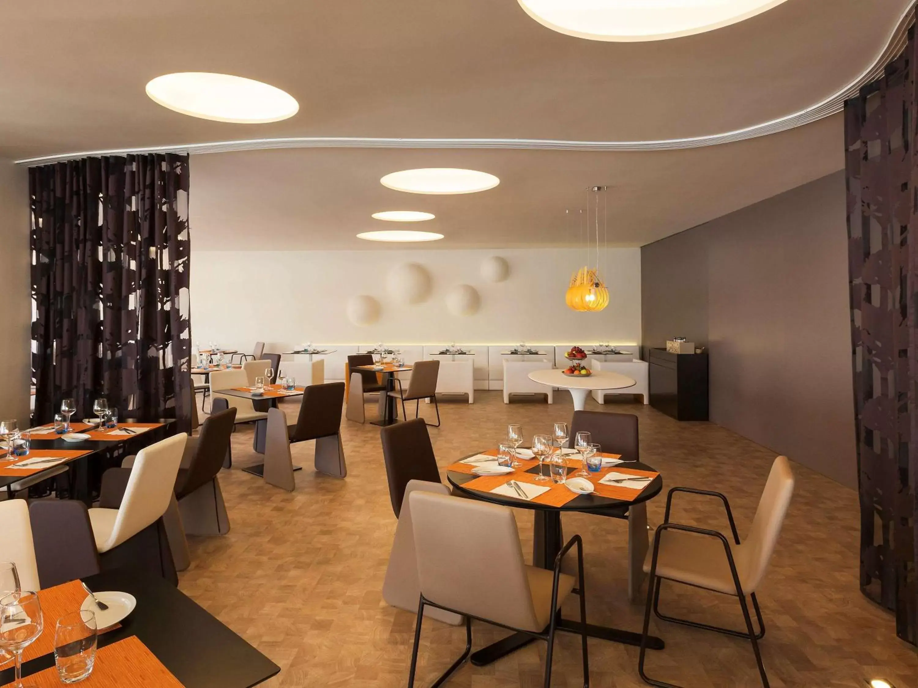 Restaurant/Places to Eat in Novotel Setubal