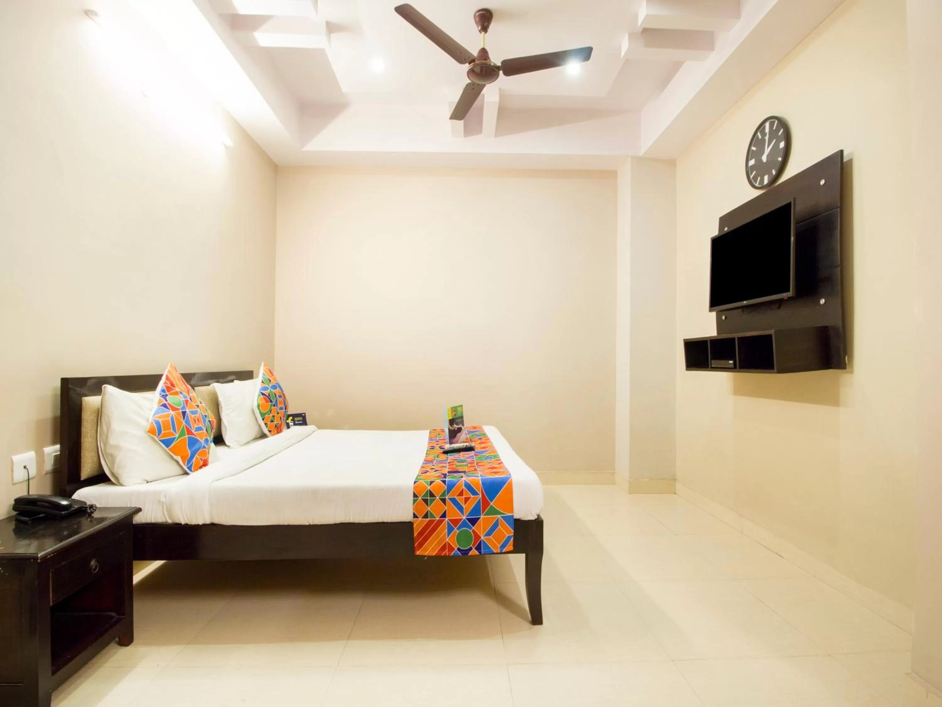 TV and multimedia, Bed in FabExpress Travelers Lodge