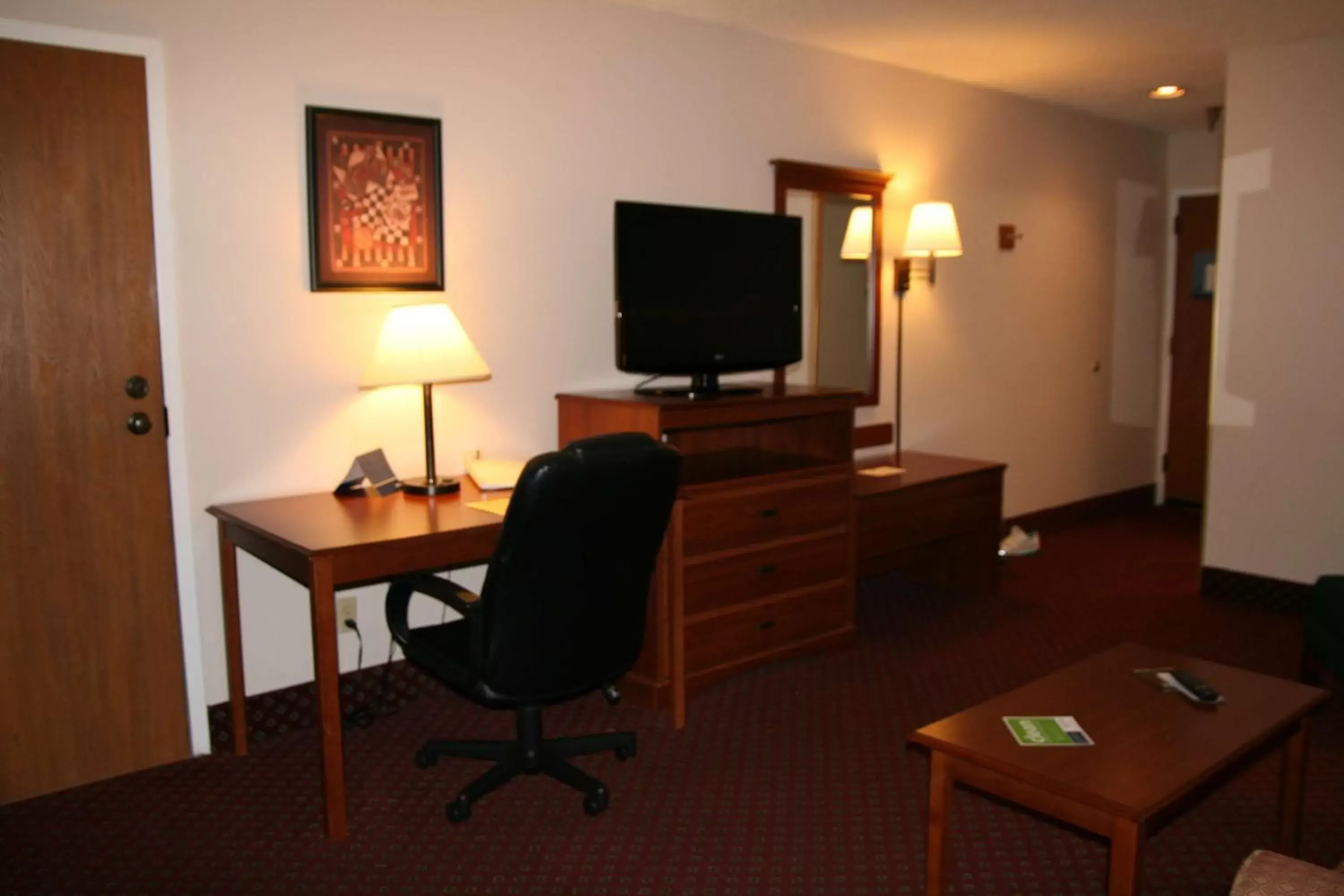 Living room, TV/Entertainment Center in Hampton Inn Laurinburg