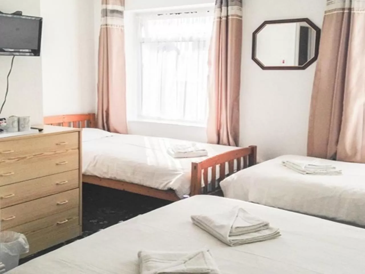 Bed in The Sandringham Court Hotel & Apartment Welcoming Large and Small Groups for 15 years