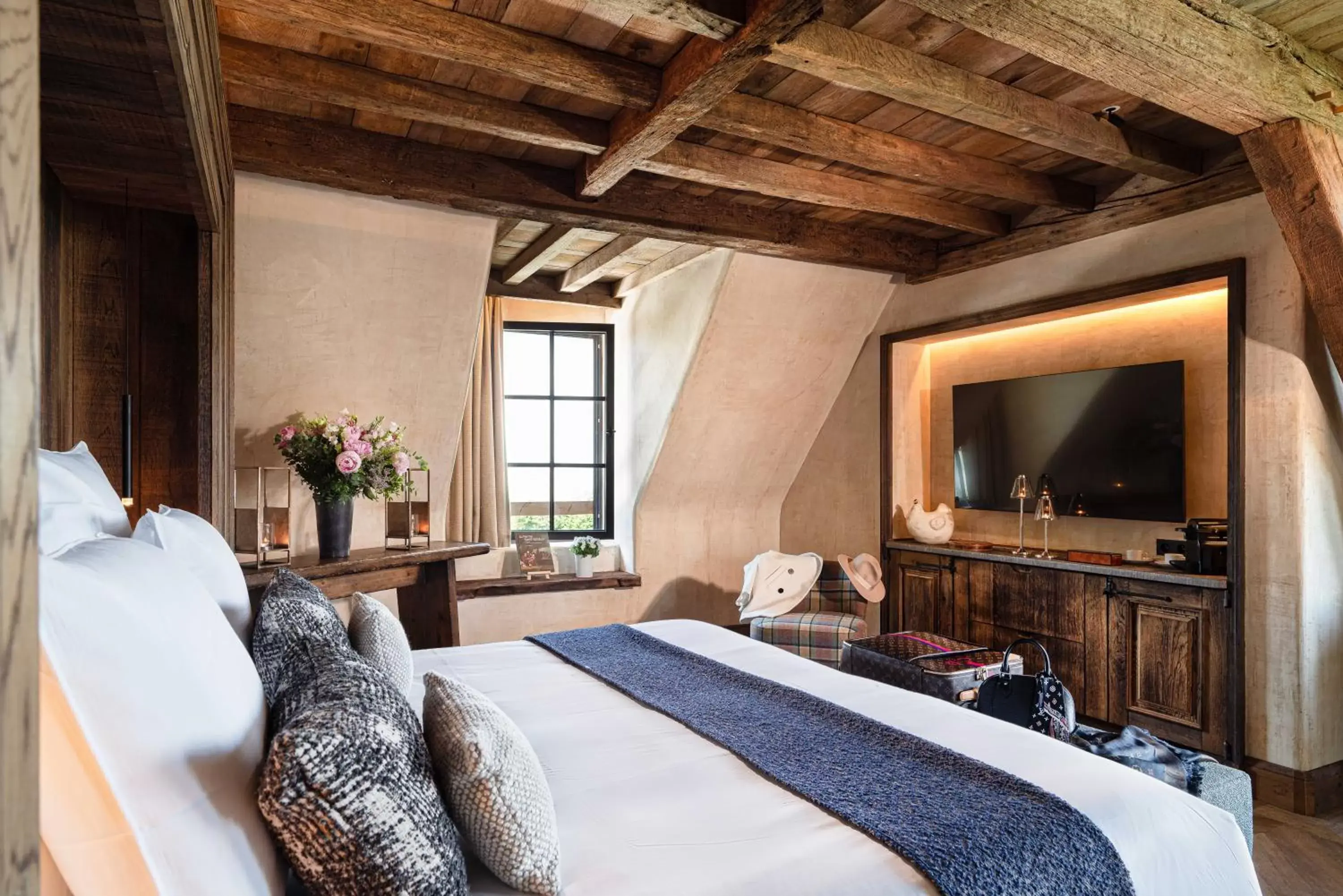 Photo of the whole room, Bed in La Ferme Saint Simeon Spa - Relais & Chateaux