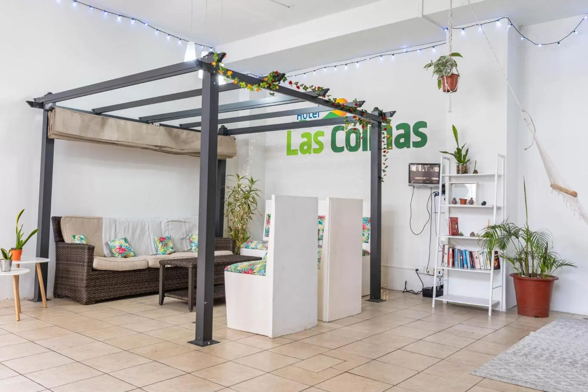 Communal lounge/ TV room in Hotel Las Colinas