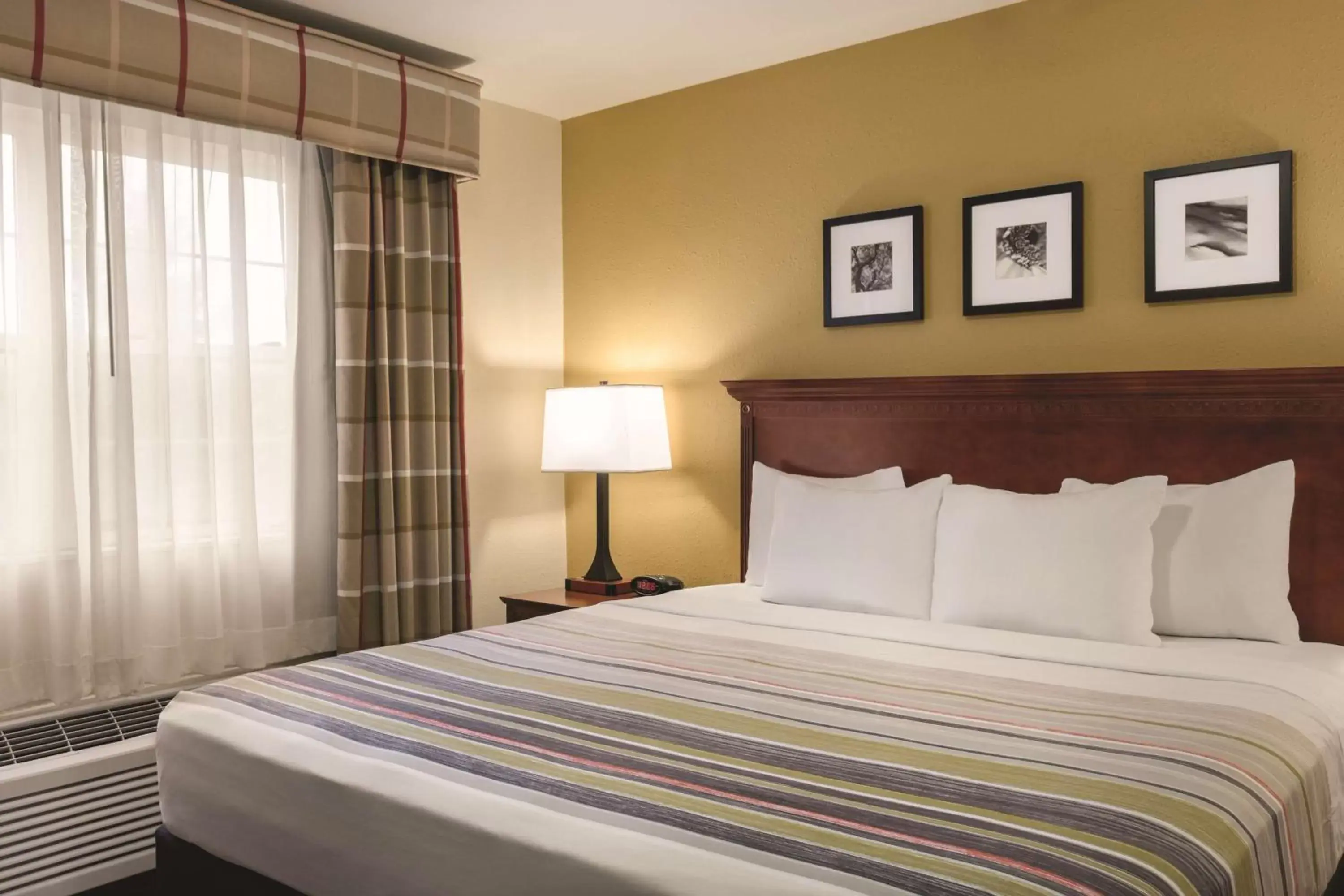 Photo of the whole room, Bed in Country Inn & Suites by Radisson, Dakota Dunes, SD