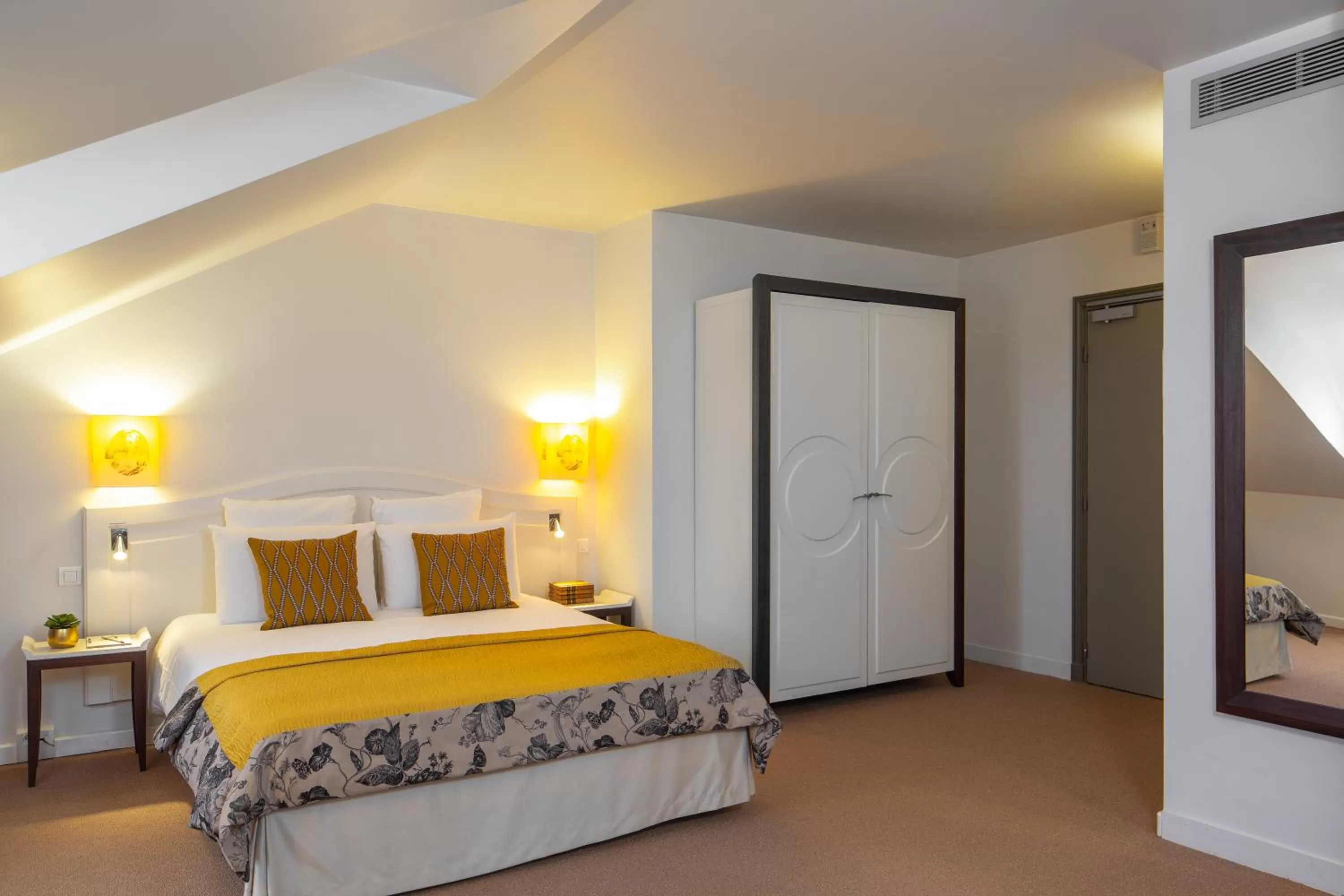 Bed in Mercure Rambouillet Relays Du Château