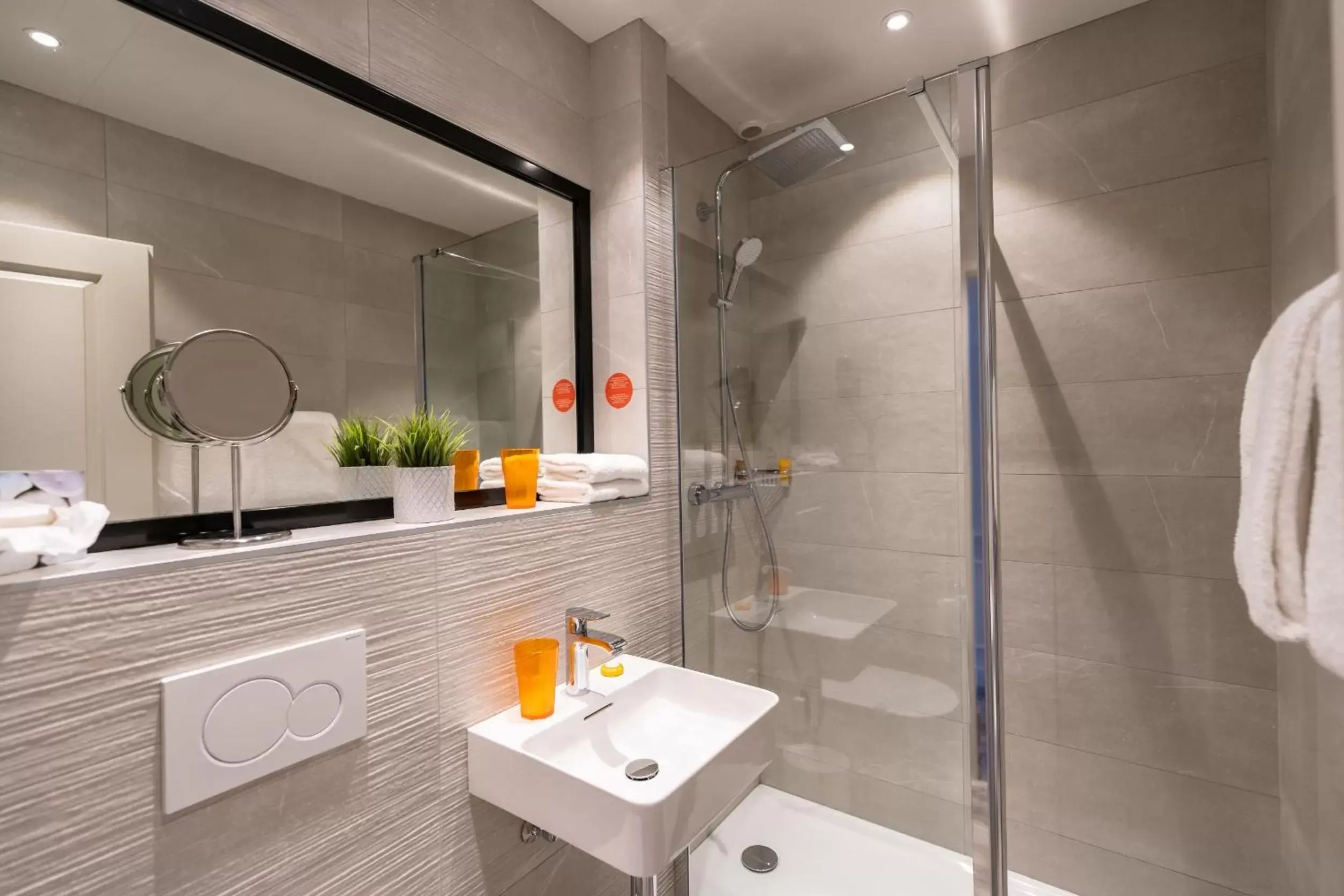 Shower, Bathroom in Allobroges Park Hôtel