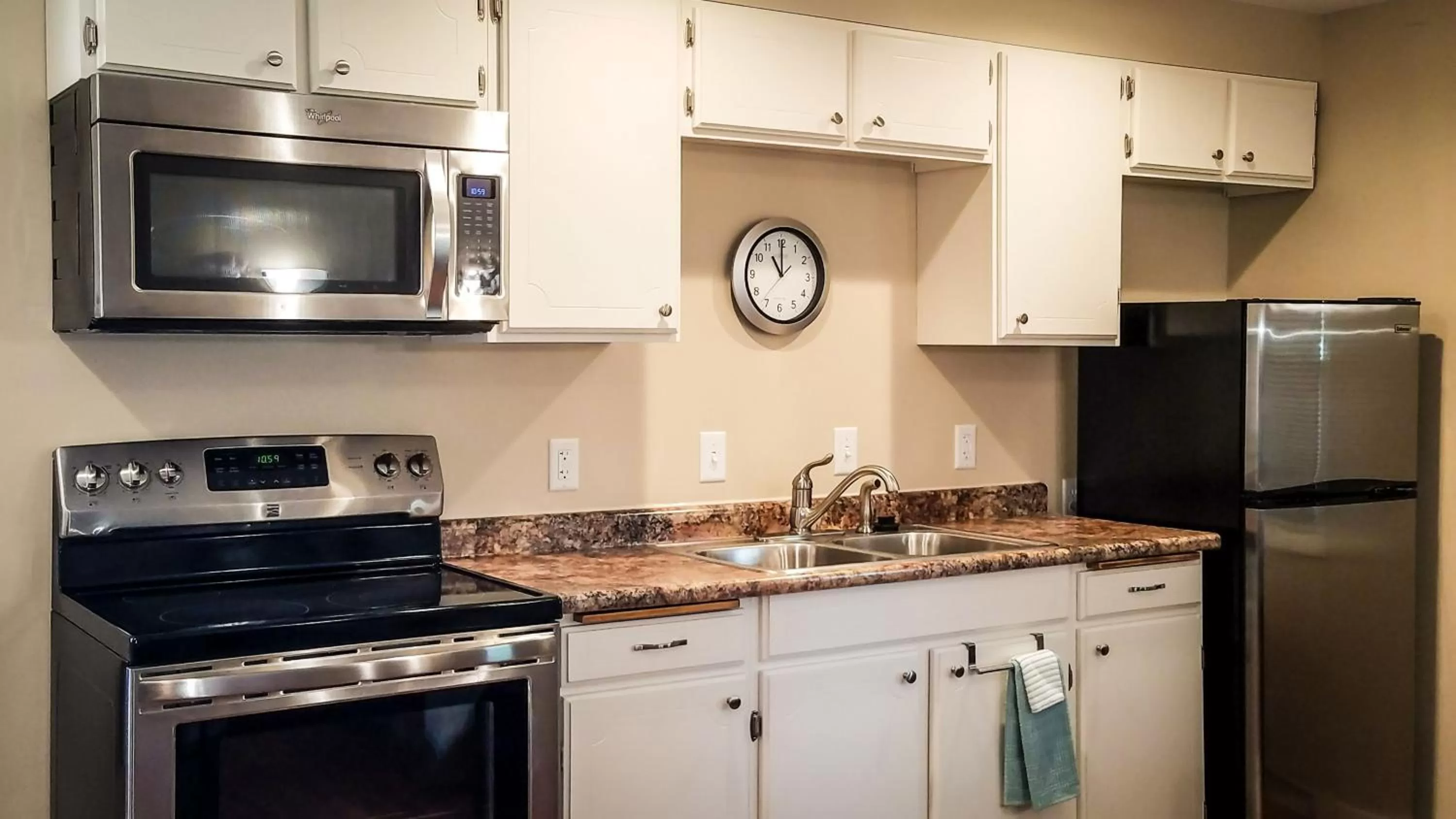 Coffee/tea facilities, Kitchen/Kitchenette in HA Whitney Inn