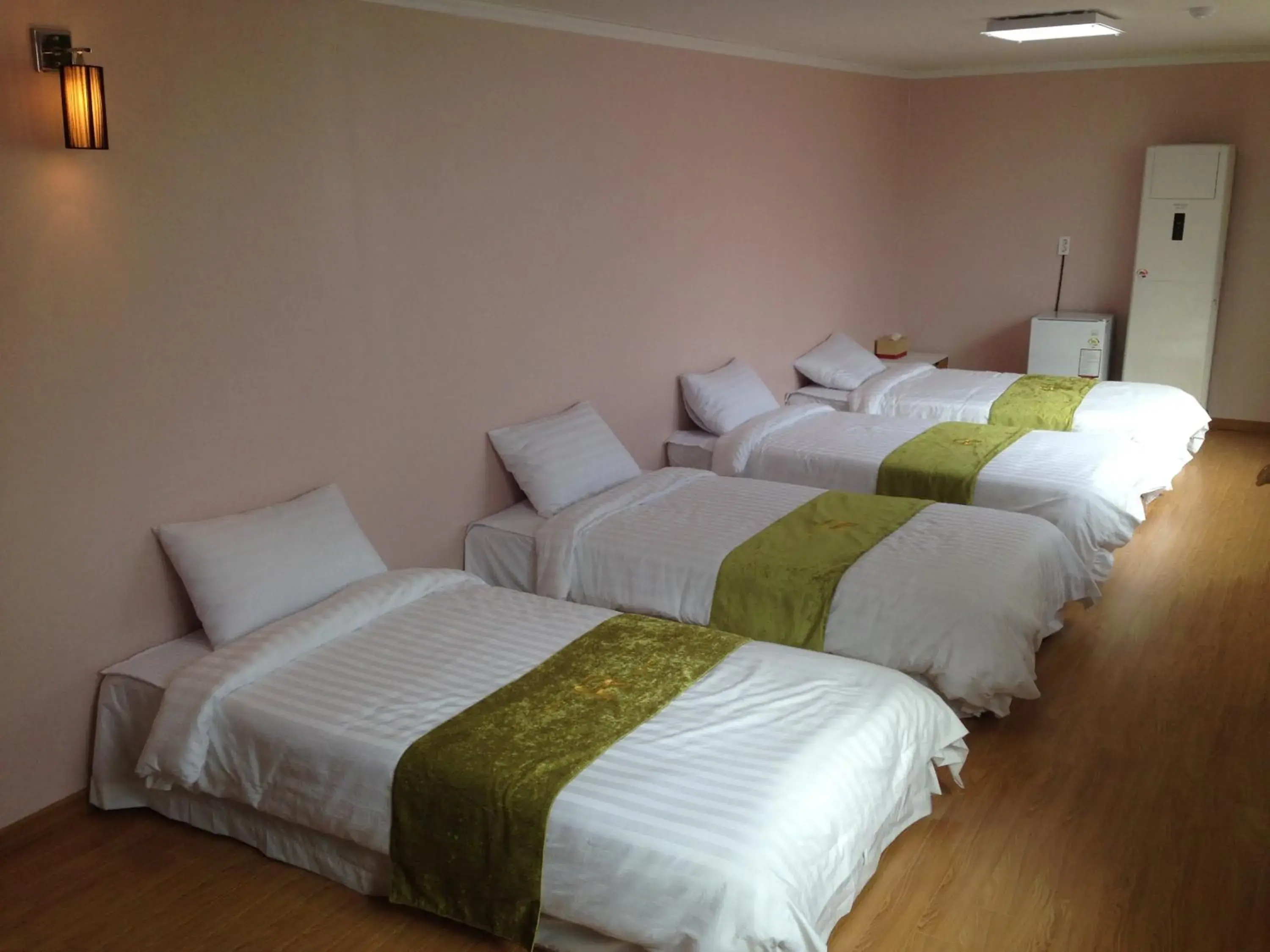 Photo of the whole room, Bed in Jeju R Guesthouse