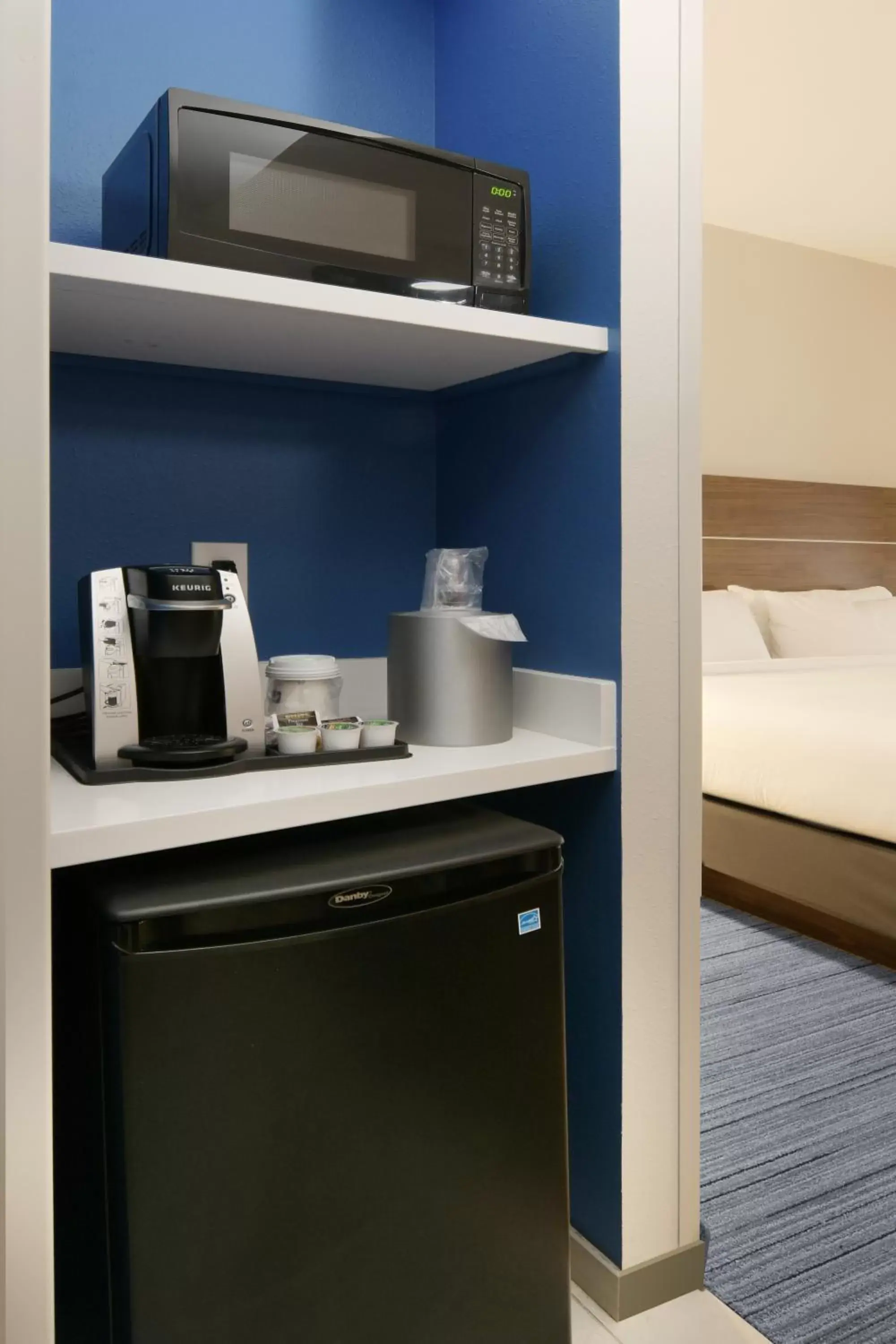 Coffee/tea facilities, Kitchen/Kitchenette in Holiday Inn Express & Suites - Williamstown - Glassboro, an IHG Hotel