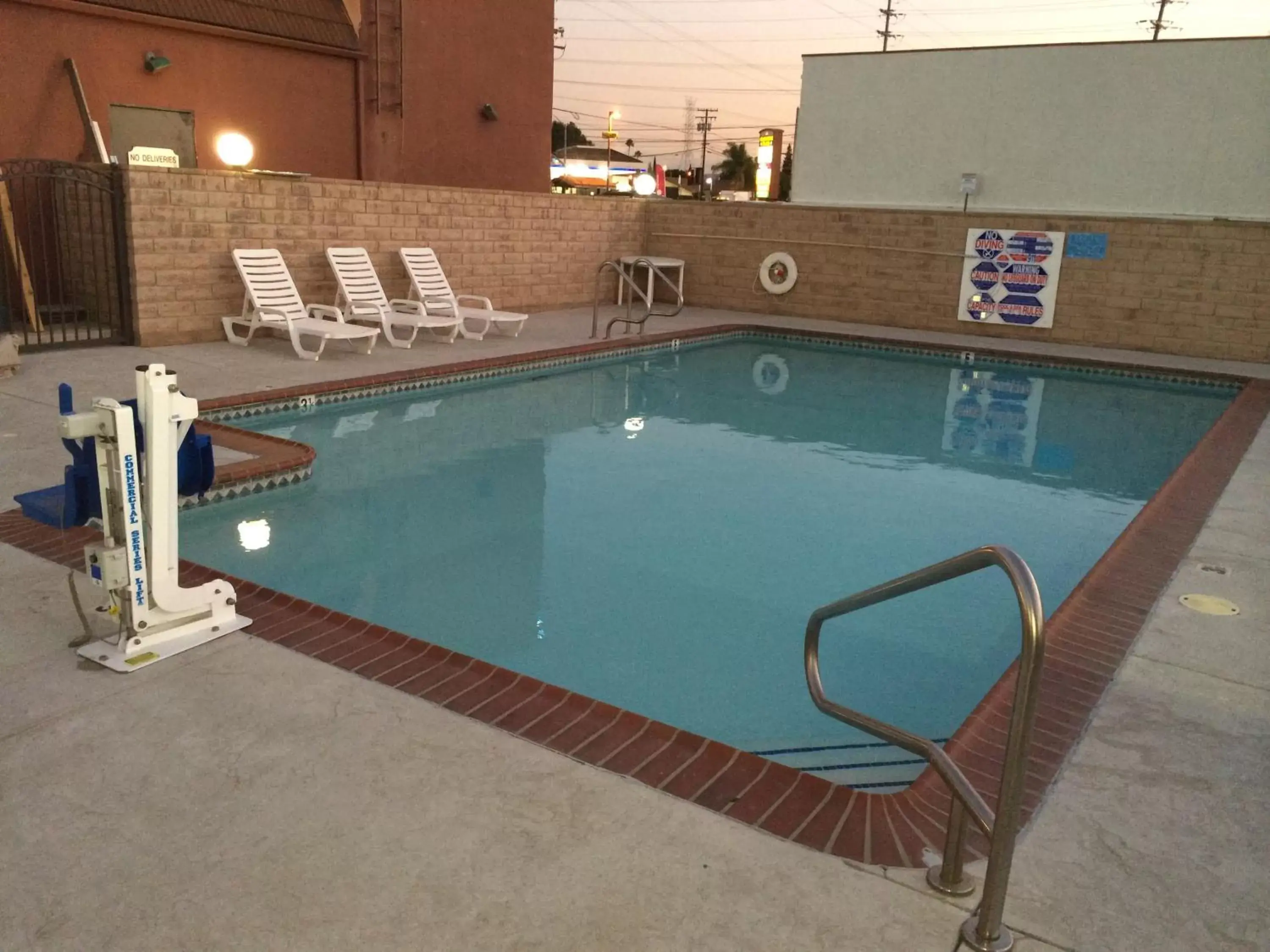 Swimming pool in Americas Best Value Inn - Azusa/Pasadena Swimming pool in Americas Best Value Inn - Azusa/Pasadena