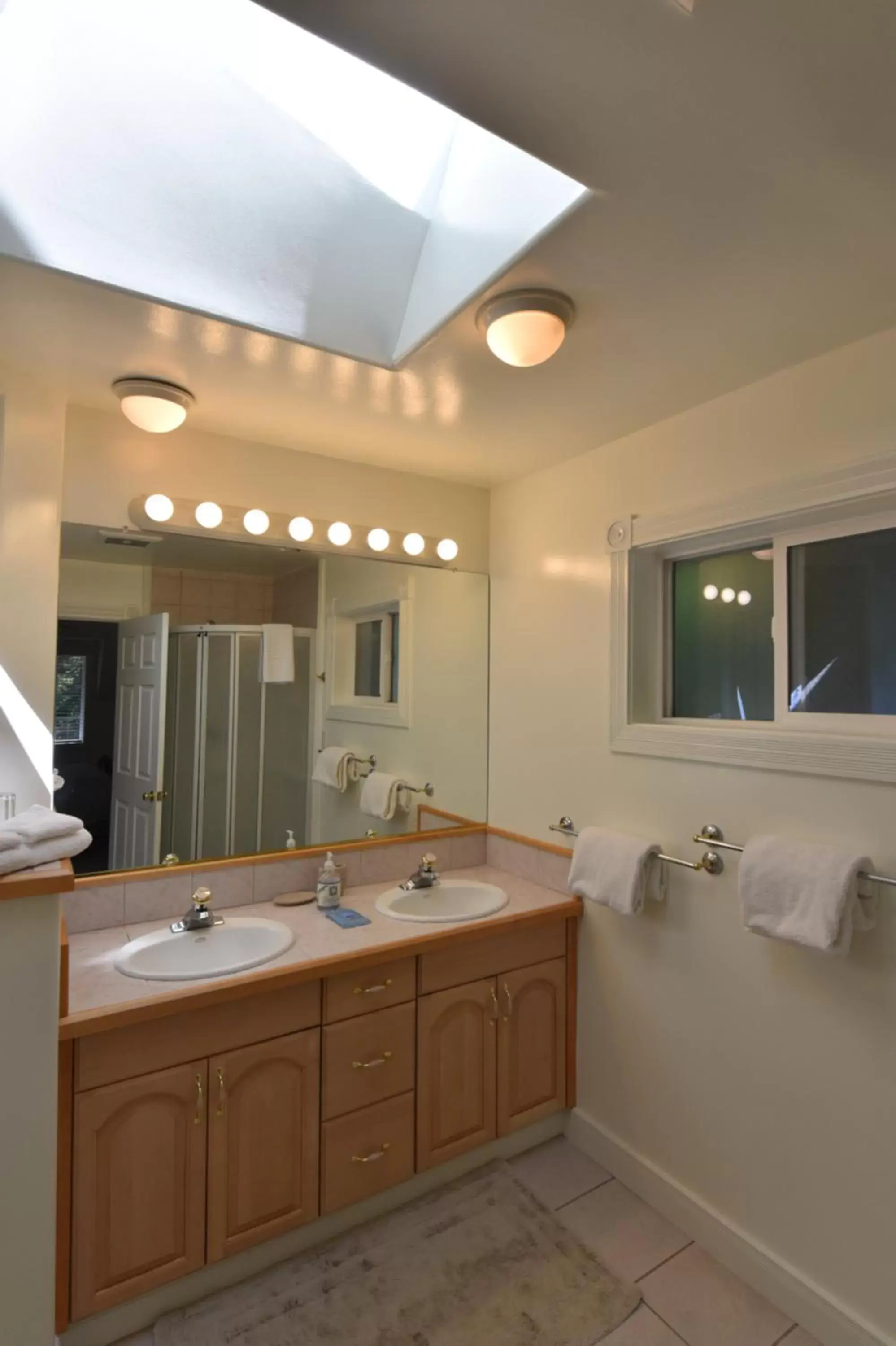 Bathroom in Otter's Pond Bed and Breakfast