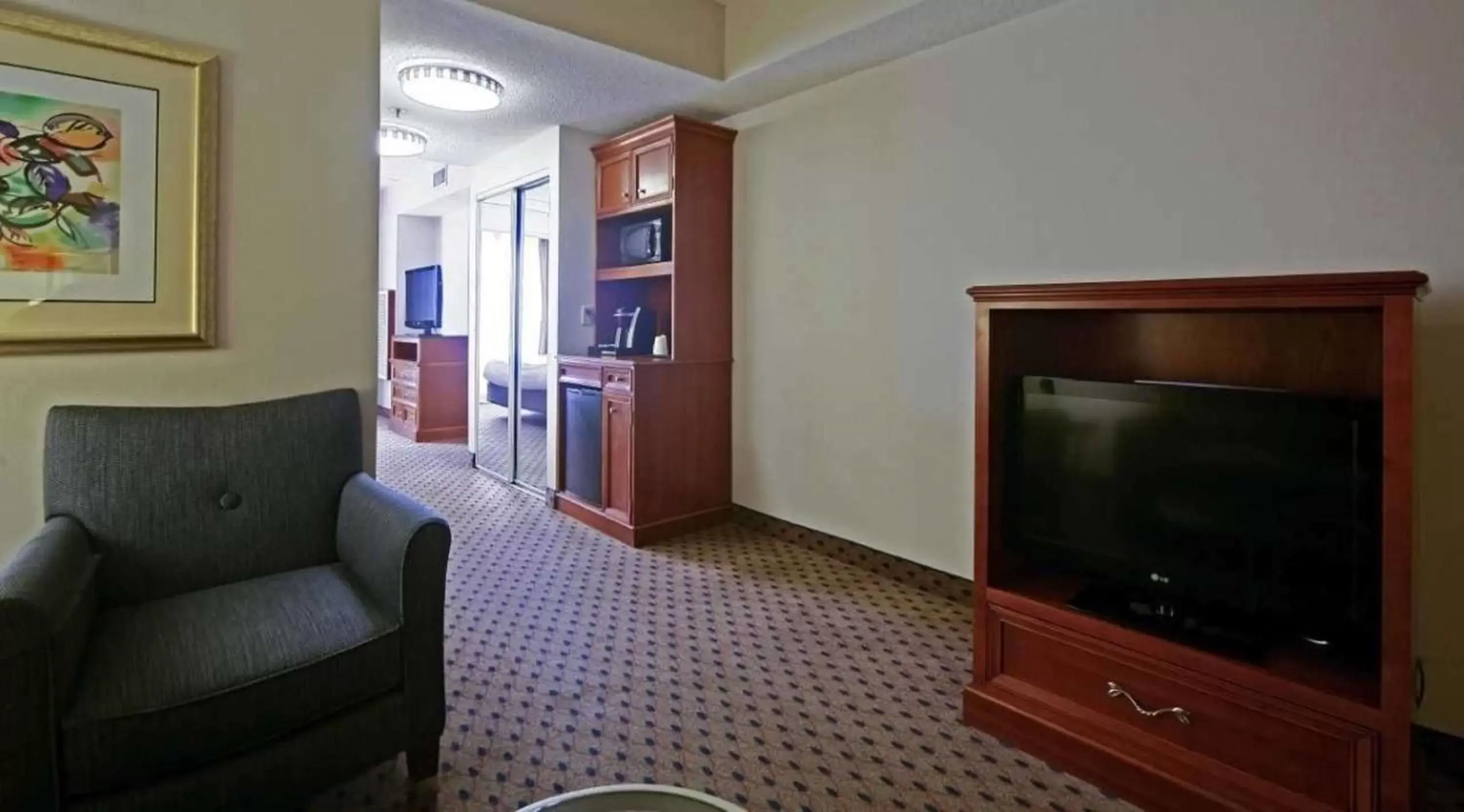 Bedroom, TV/Entertainment Center in Hilton Garden Inn Secaucus/Meadowlands