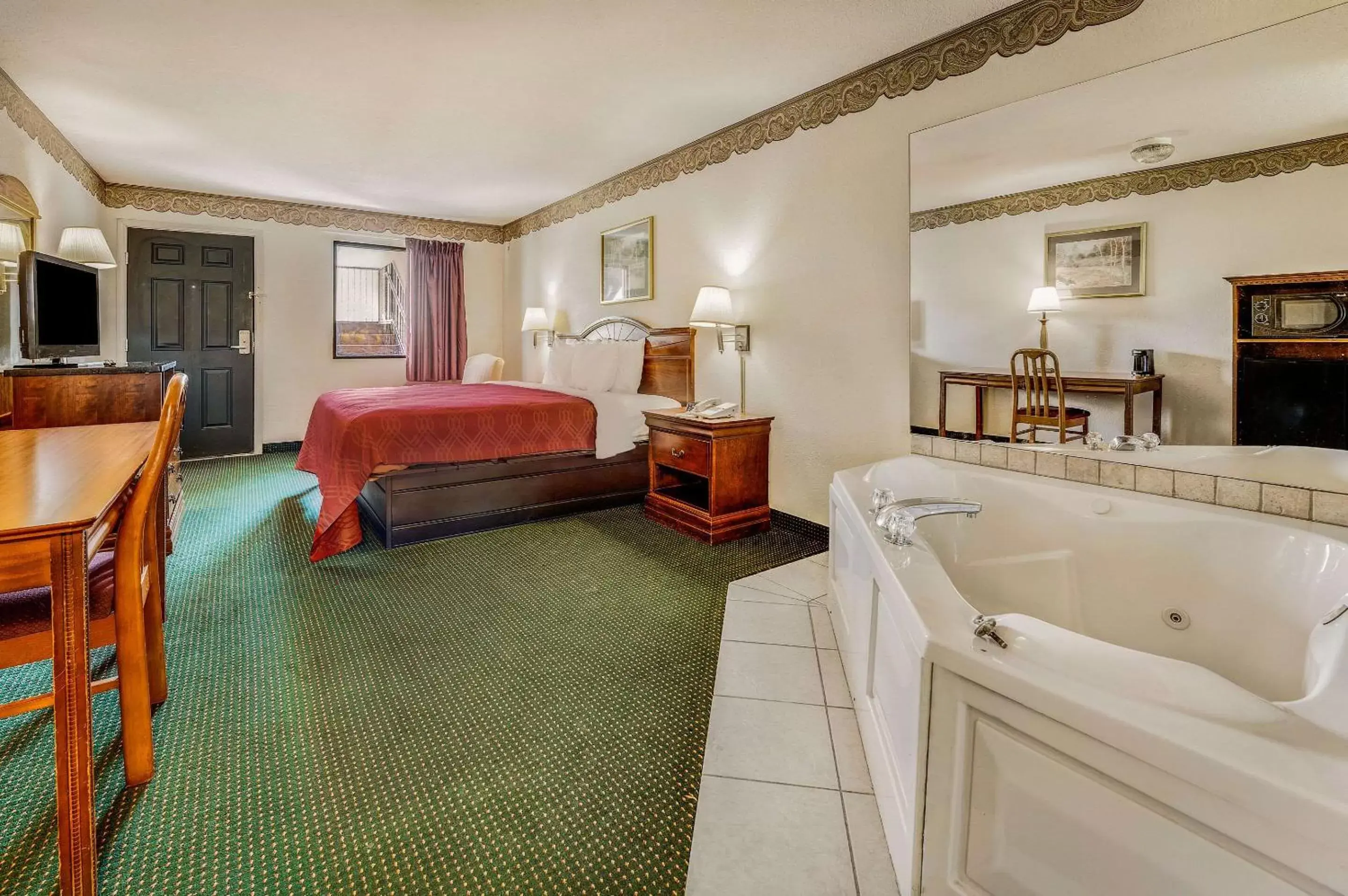 Bedroom, Bathroom in Rodeway Inn