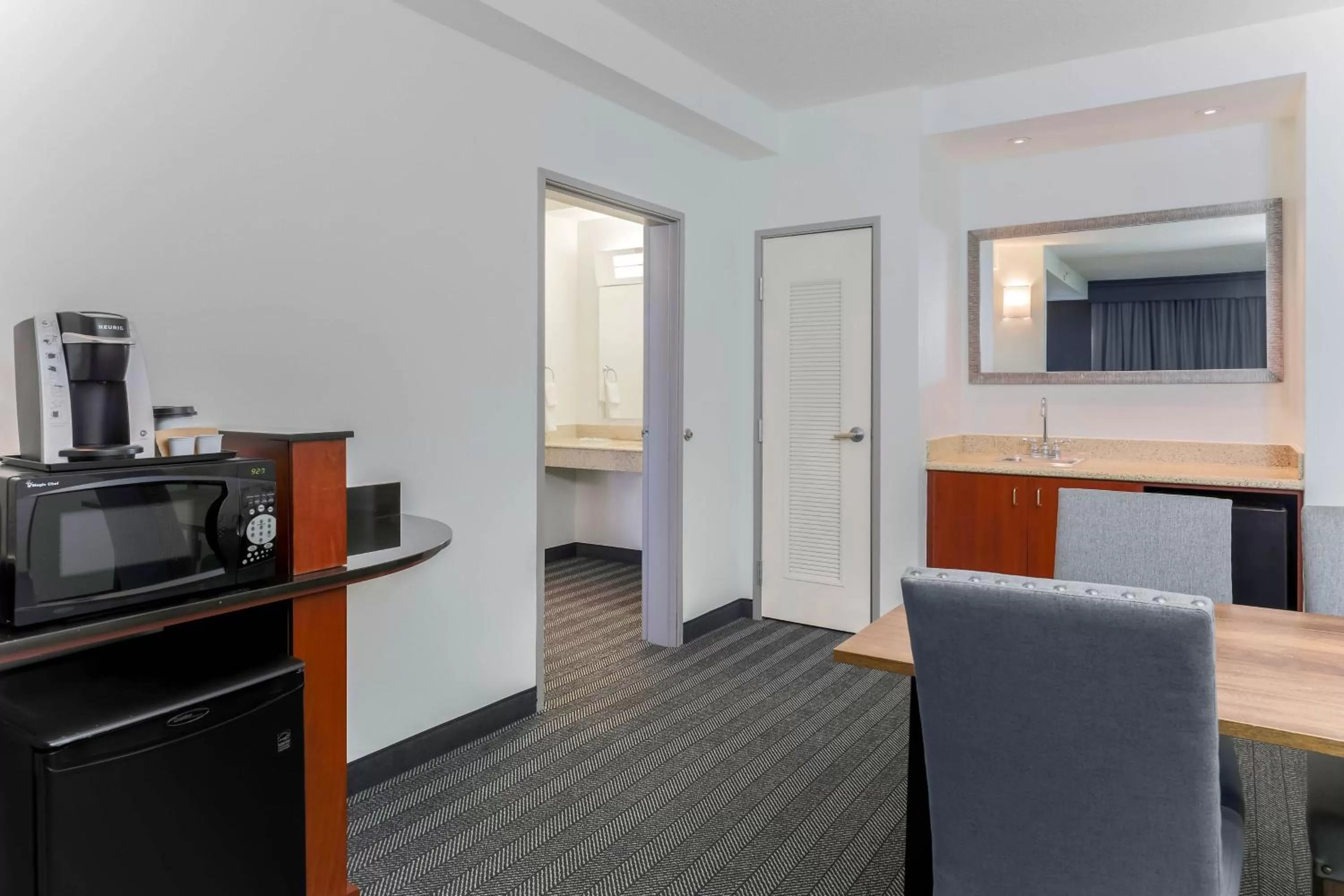 Photo of the whole room in Courtyard Austin Airport