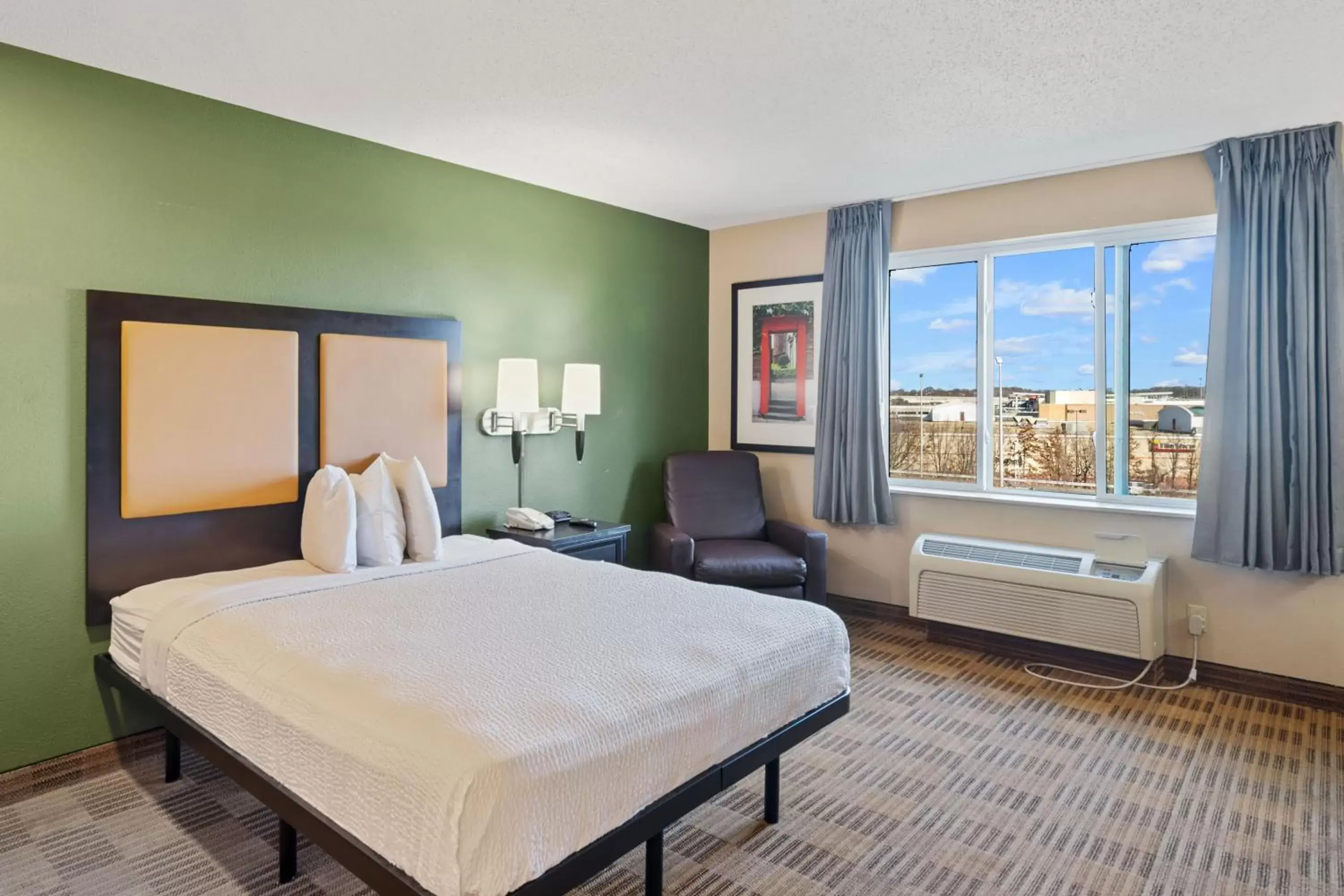 Bed in Extended Stay America Suites - Washington, DC - Springfield