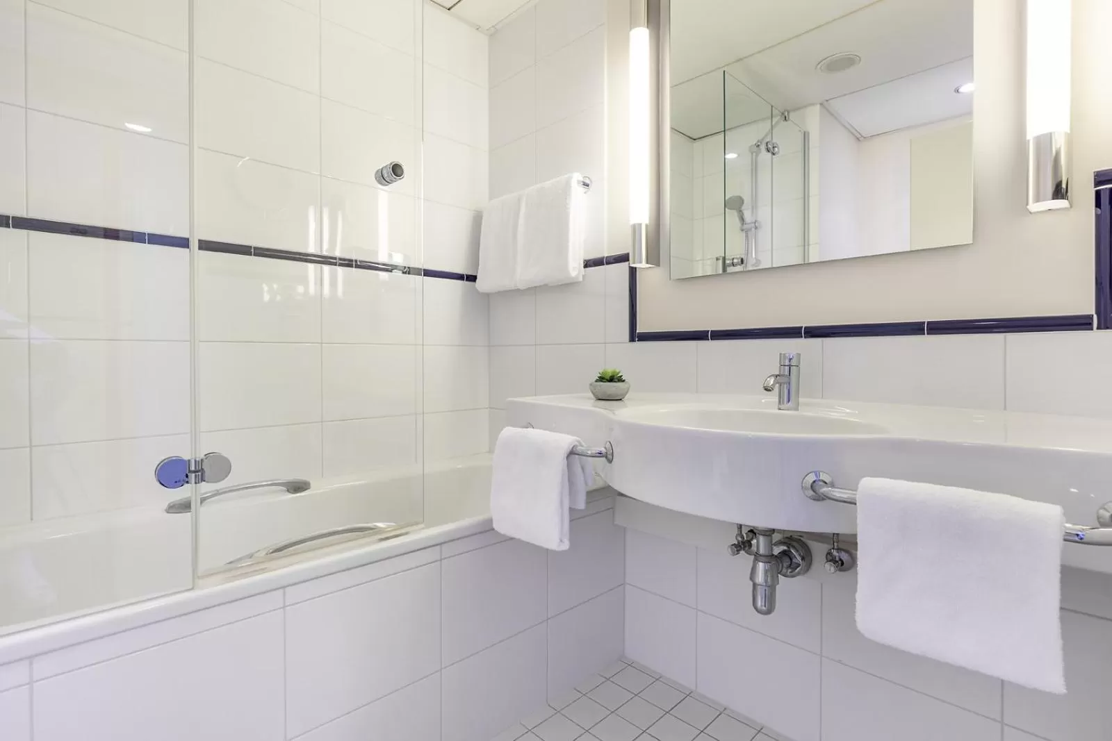 Toilet in Garner Hotel Rüsselsheim by IHG