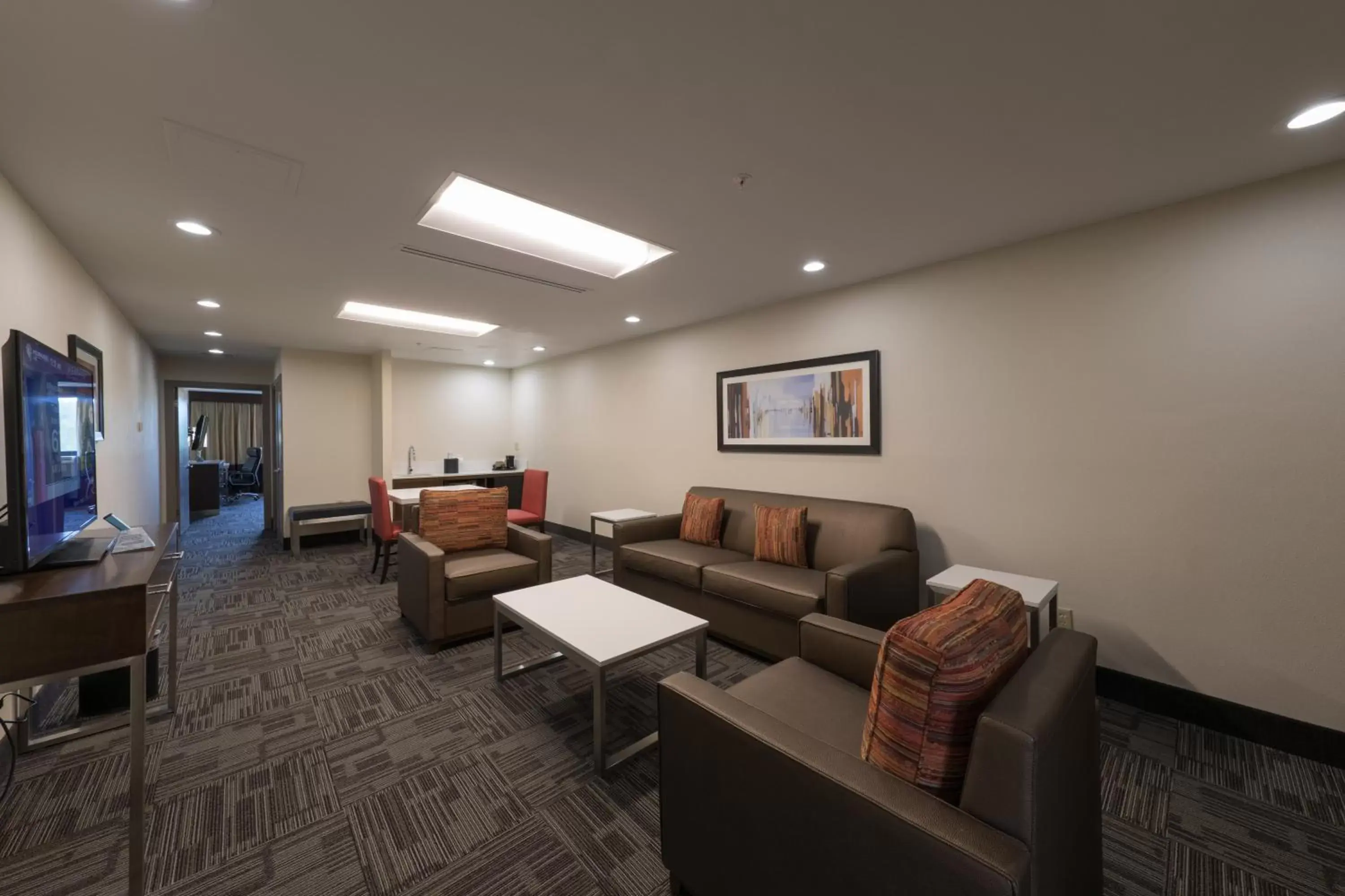 Living room, Seating Area in Brookfield- Milwaukee Hotel