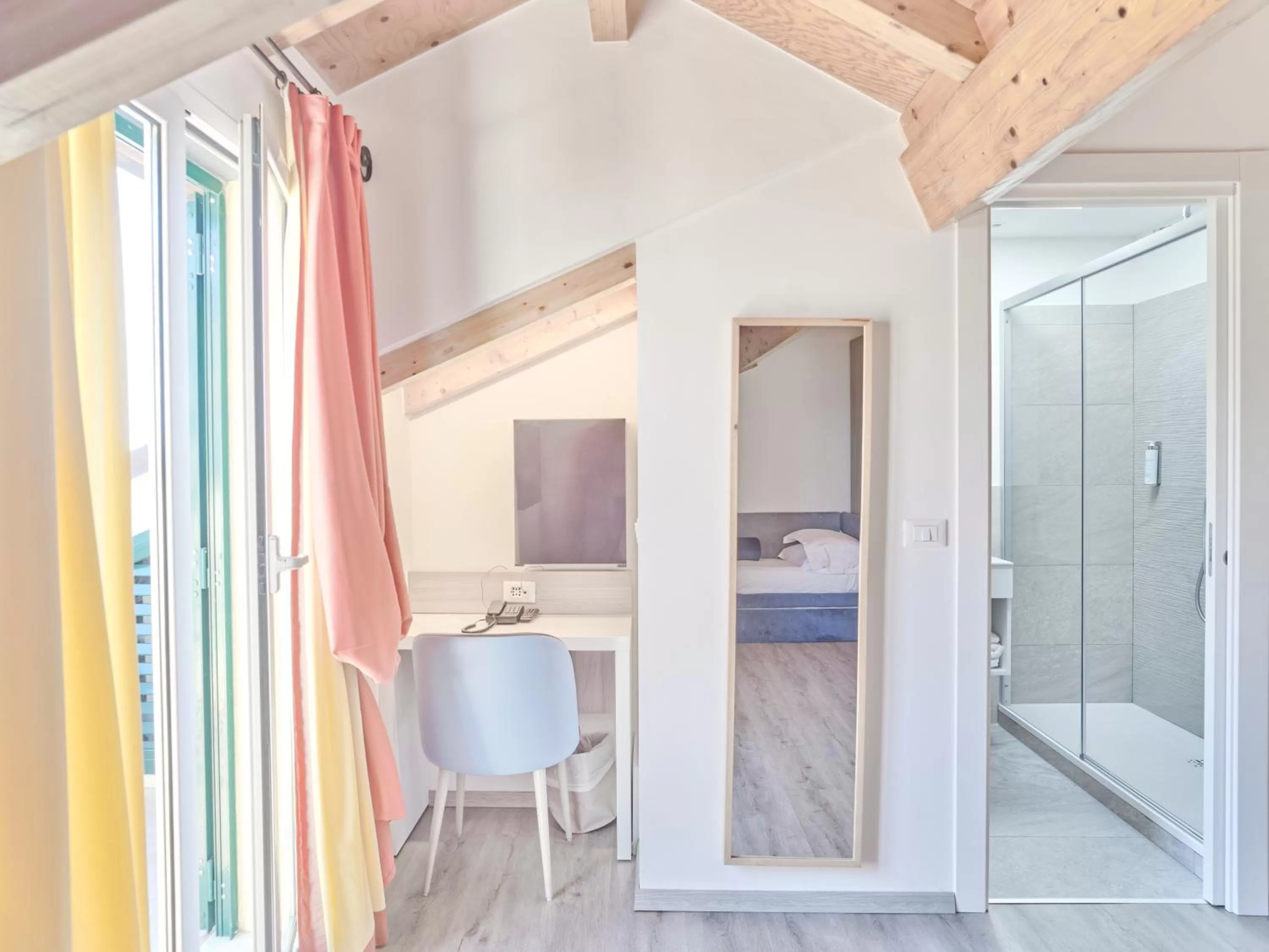 Shower in Hotel Medusa