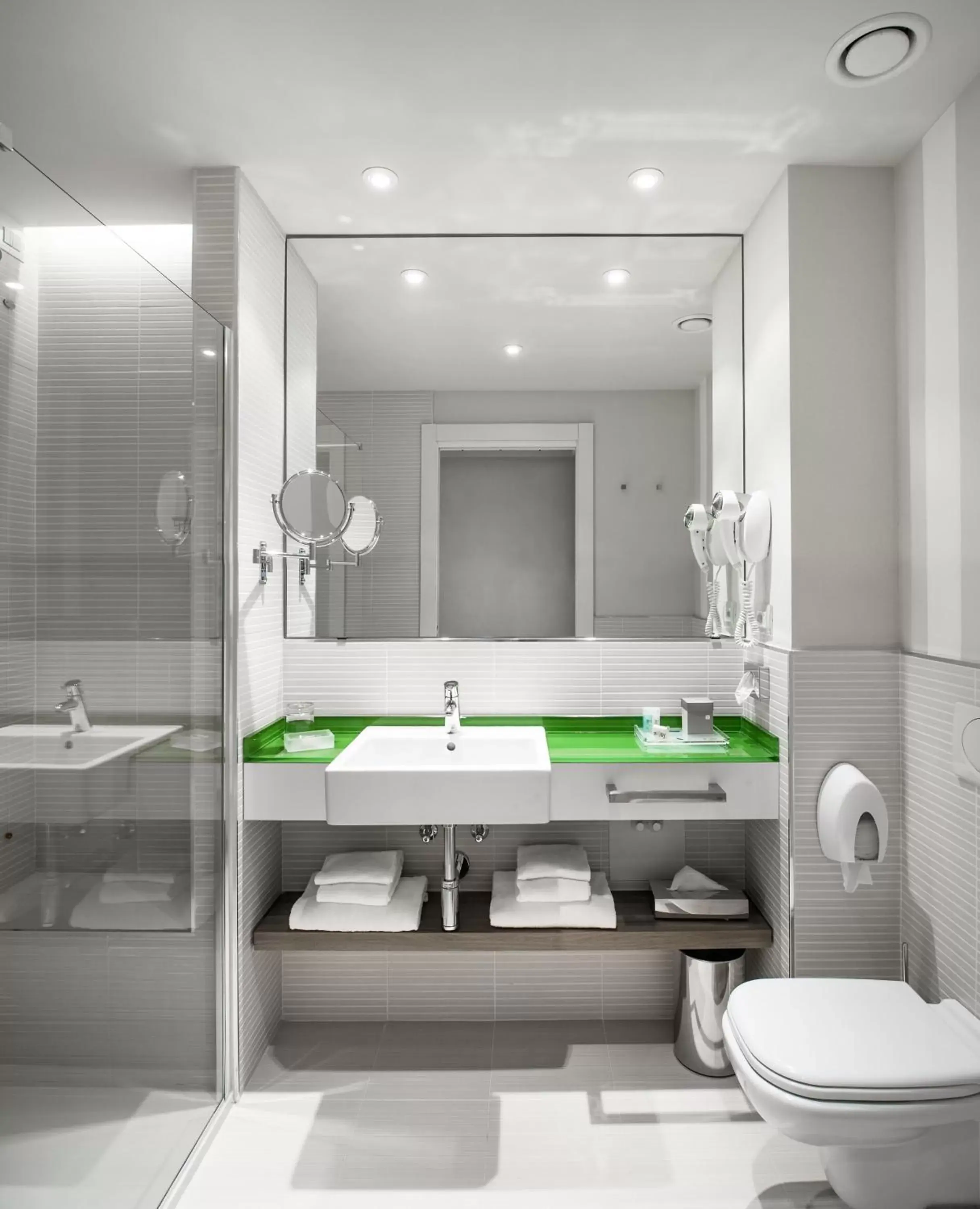 Bathroom in Enjoy Garda Hotel